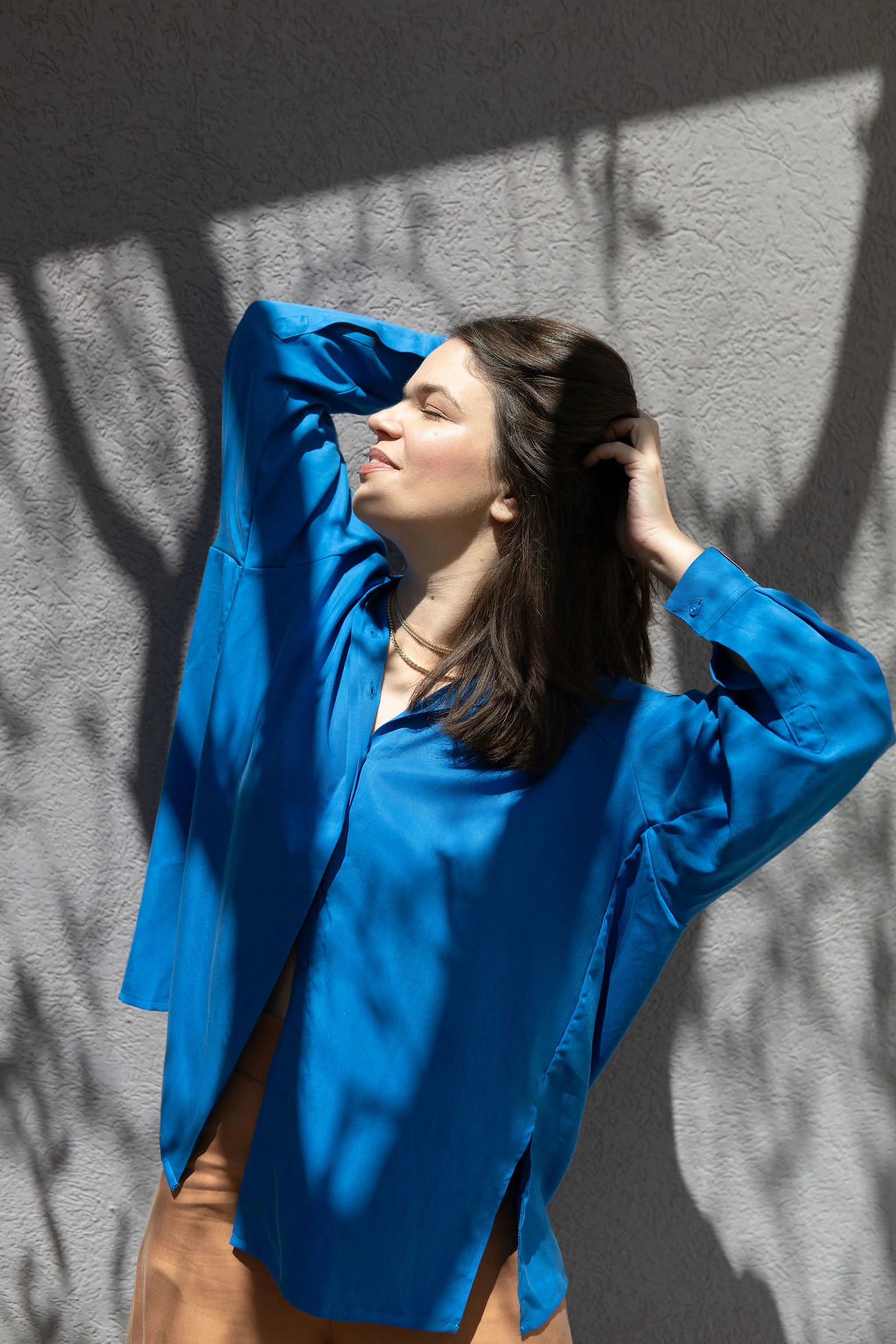 KAUR ‘Abundance’ Oversized Blouse in Royal Blue — slika 2