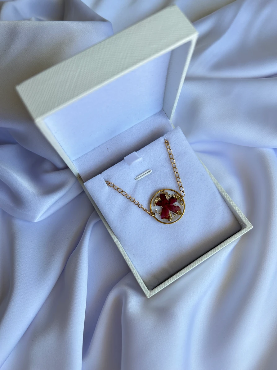 Choker ogrlica s cvijeticem