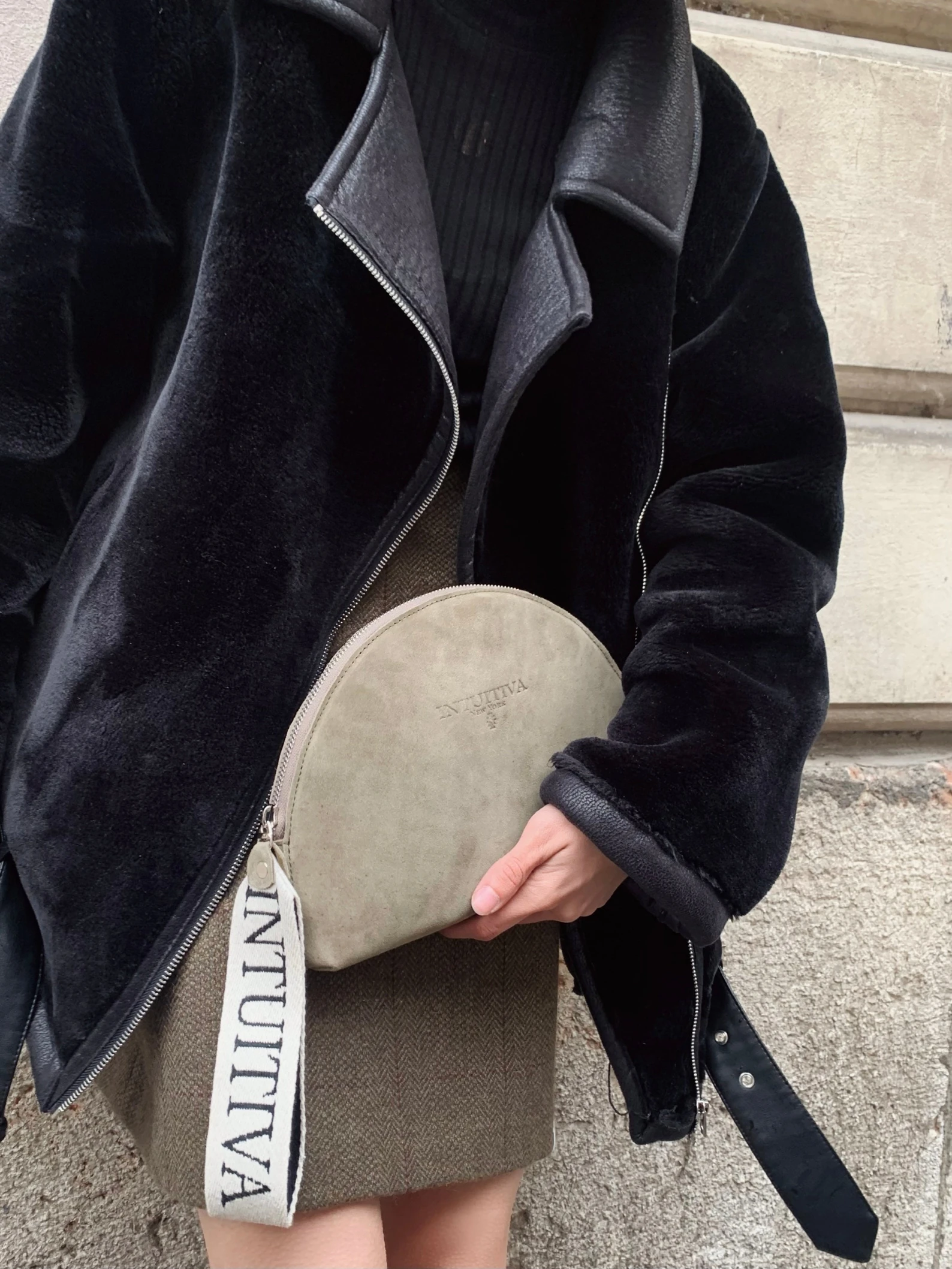 The Moon Suede Clutch — slika 3