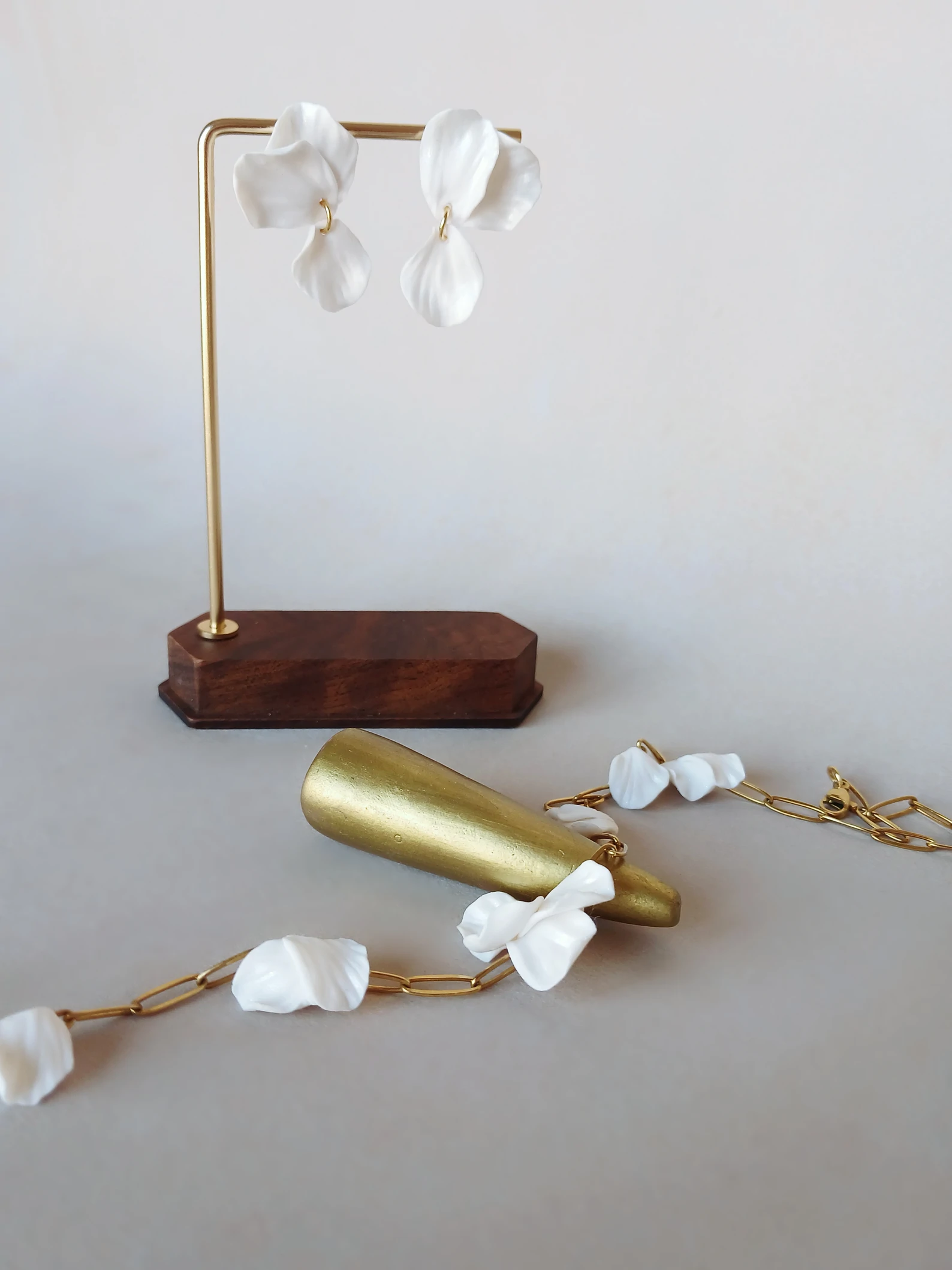 BLOSSOM Skulpturalna Ogrlica | Organske Latice i Zlato — slika 4
