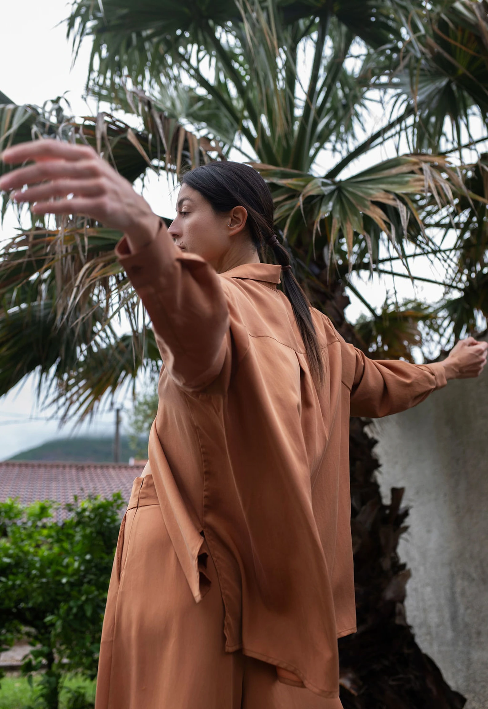 KAUR ‘Abundance’ Oversized Blouse in Caramel — slika 3