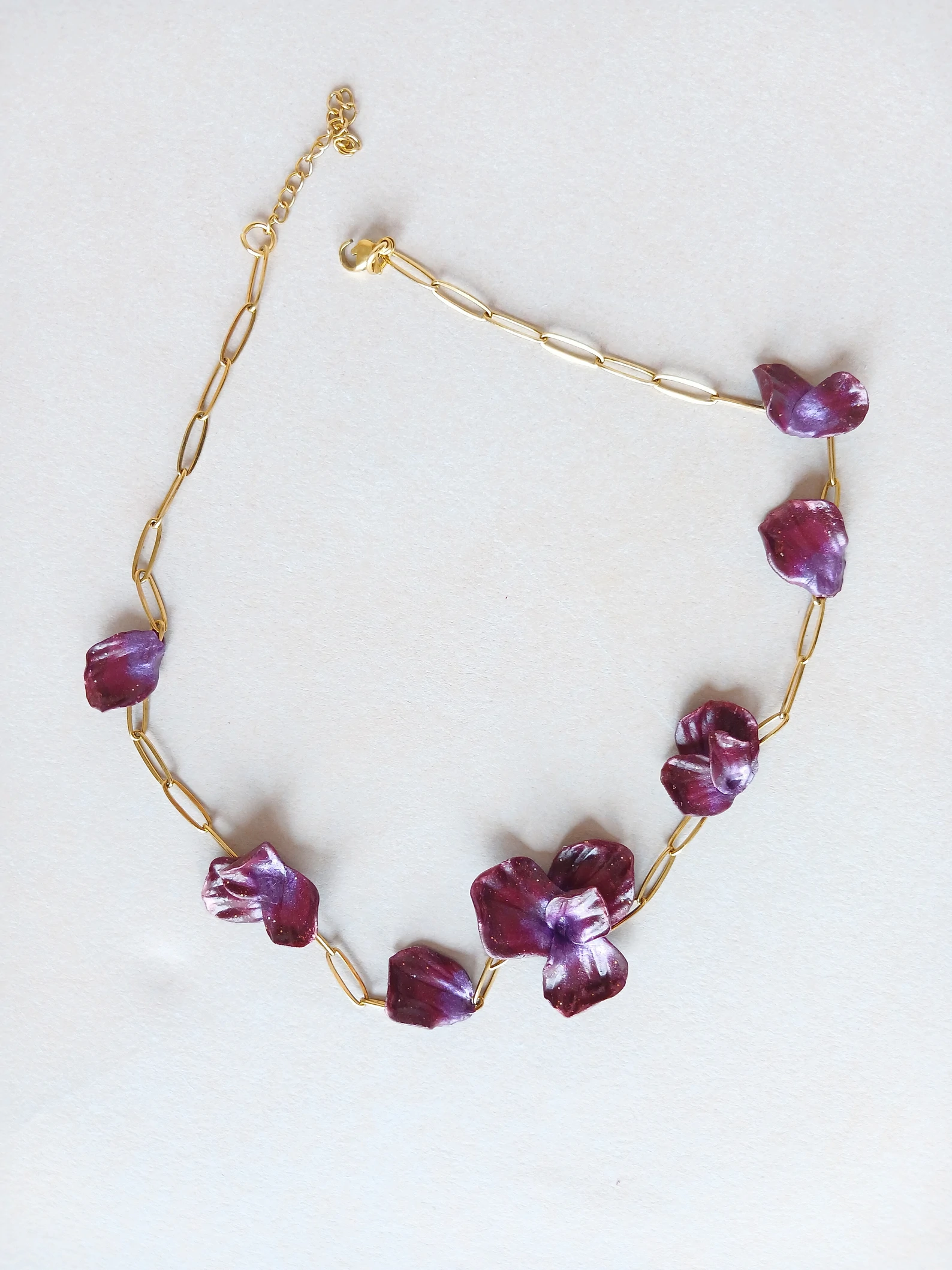 BLOSSOM Skulpturalna Ogrlica | Organske Latice i Zlato — slika 6