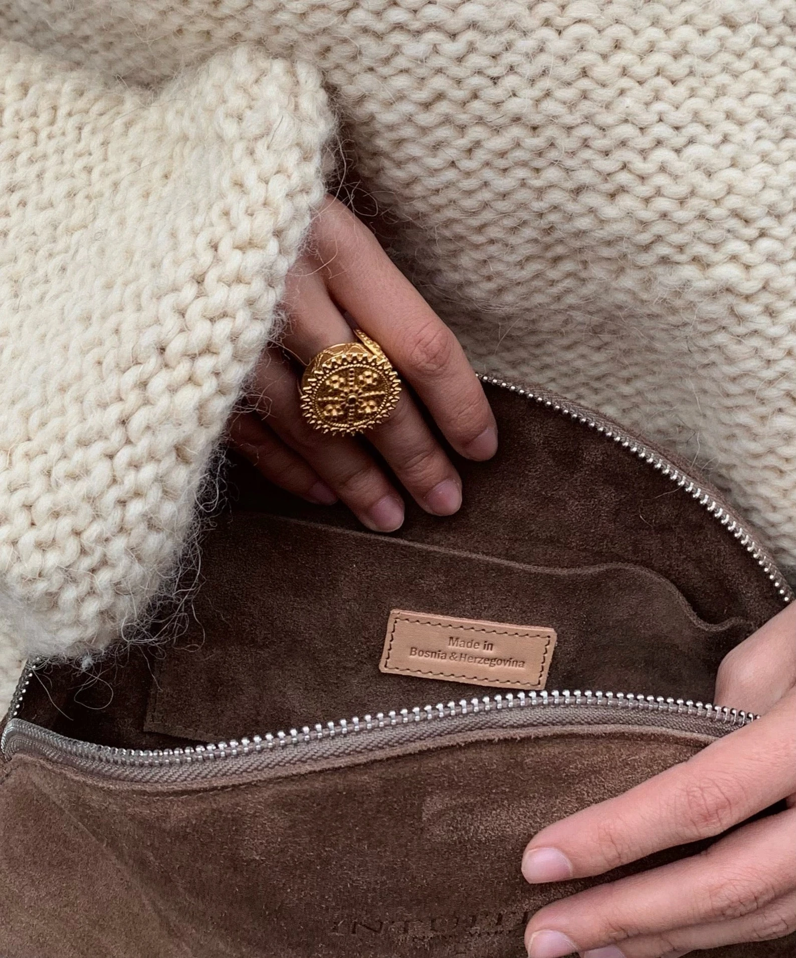 The Moon Suede Clutch — slika 2