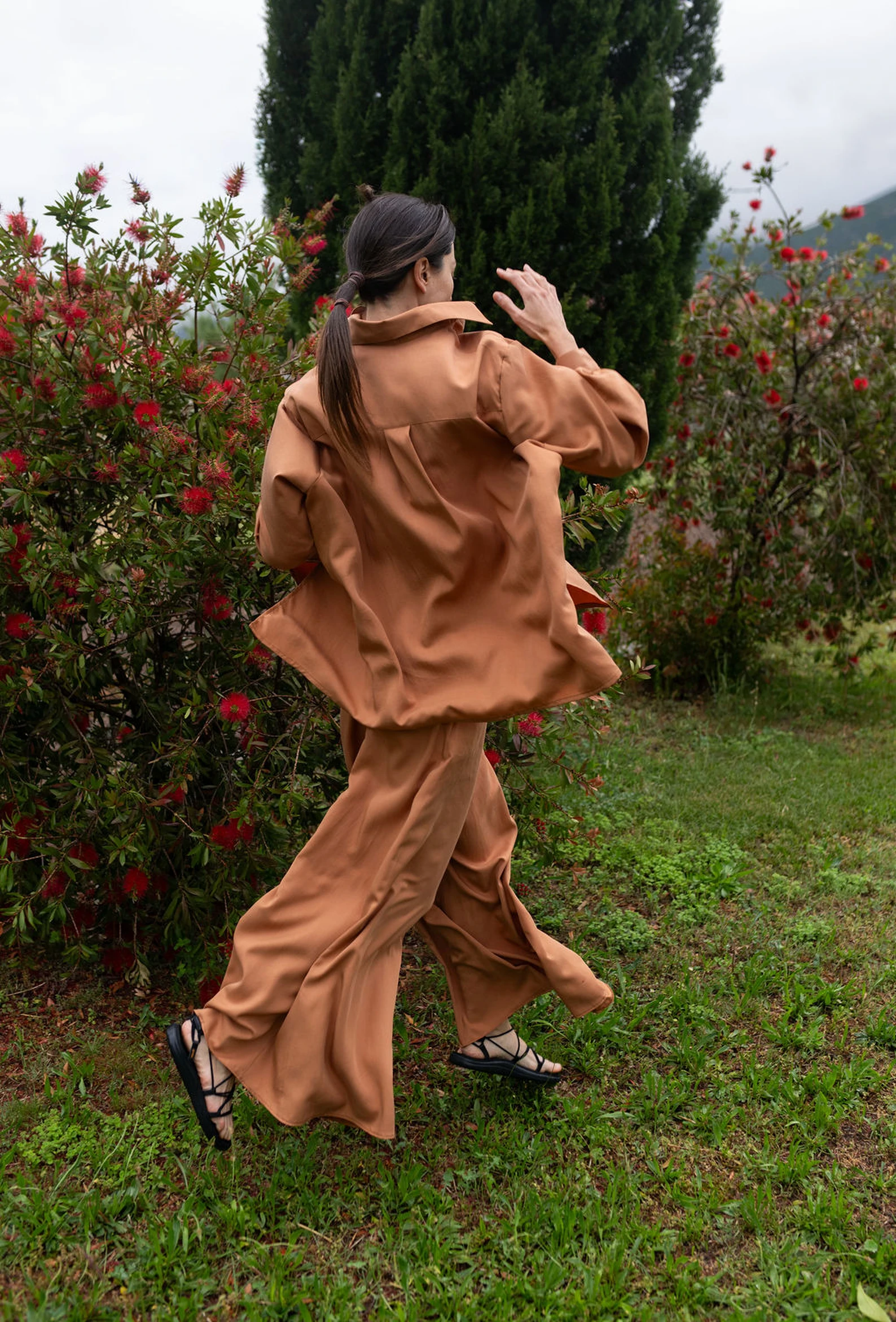 KAUR ‘Abundance’ Oversized Blouse in Caramel — slika 4