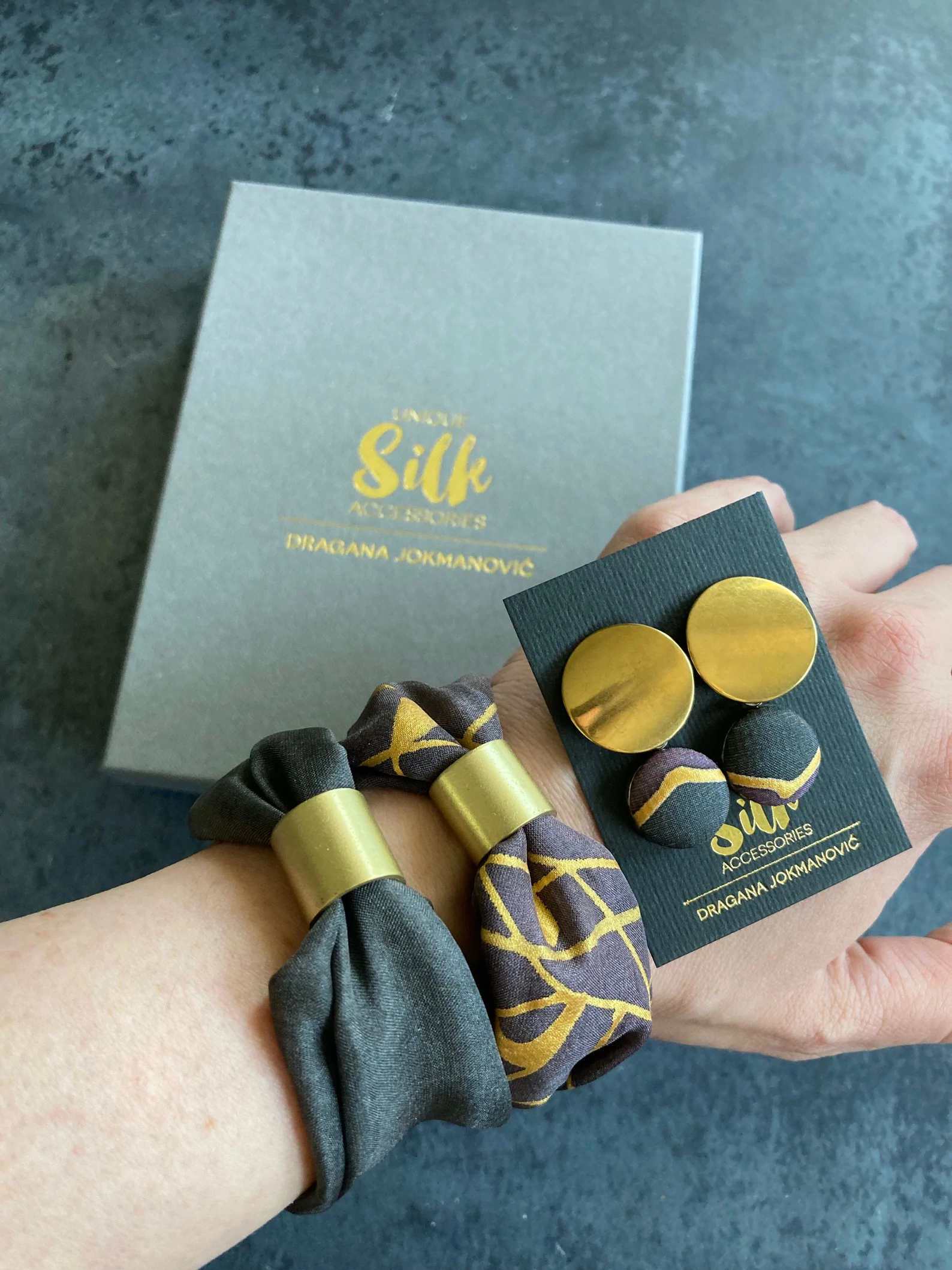 SILK SET tamno sivo - bordo