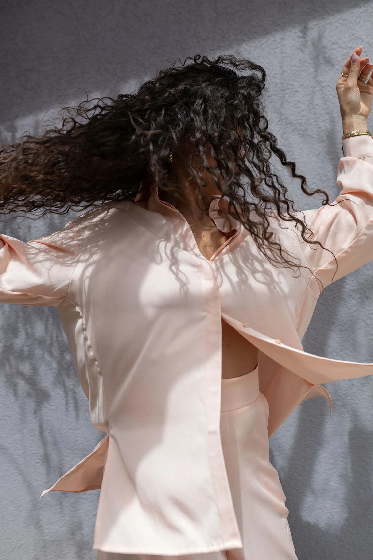 KAUR ‘Abundance’ Oversized Blouse Soft Rose — slika 4