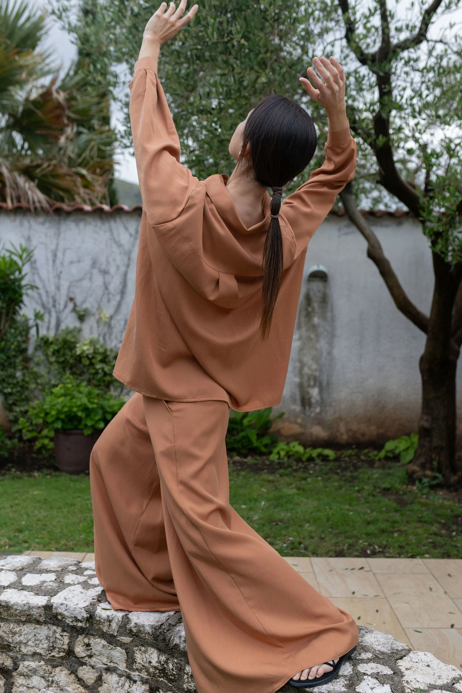 KAUR ‘Abundance’ Oversized Blouse in Caramel — slika 2