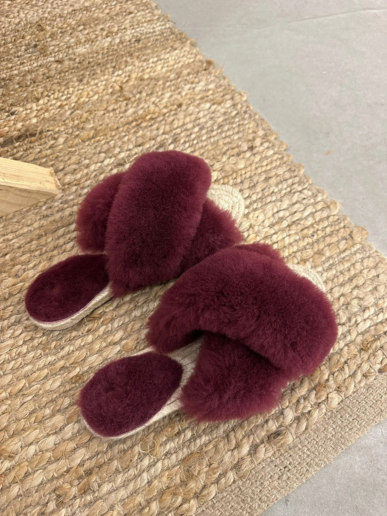 Ruby Sheepskin Slippers — slika 2
