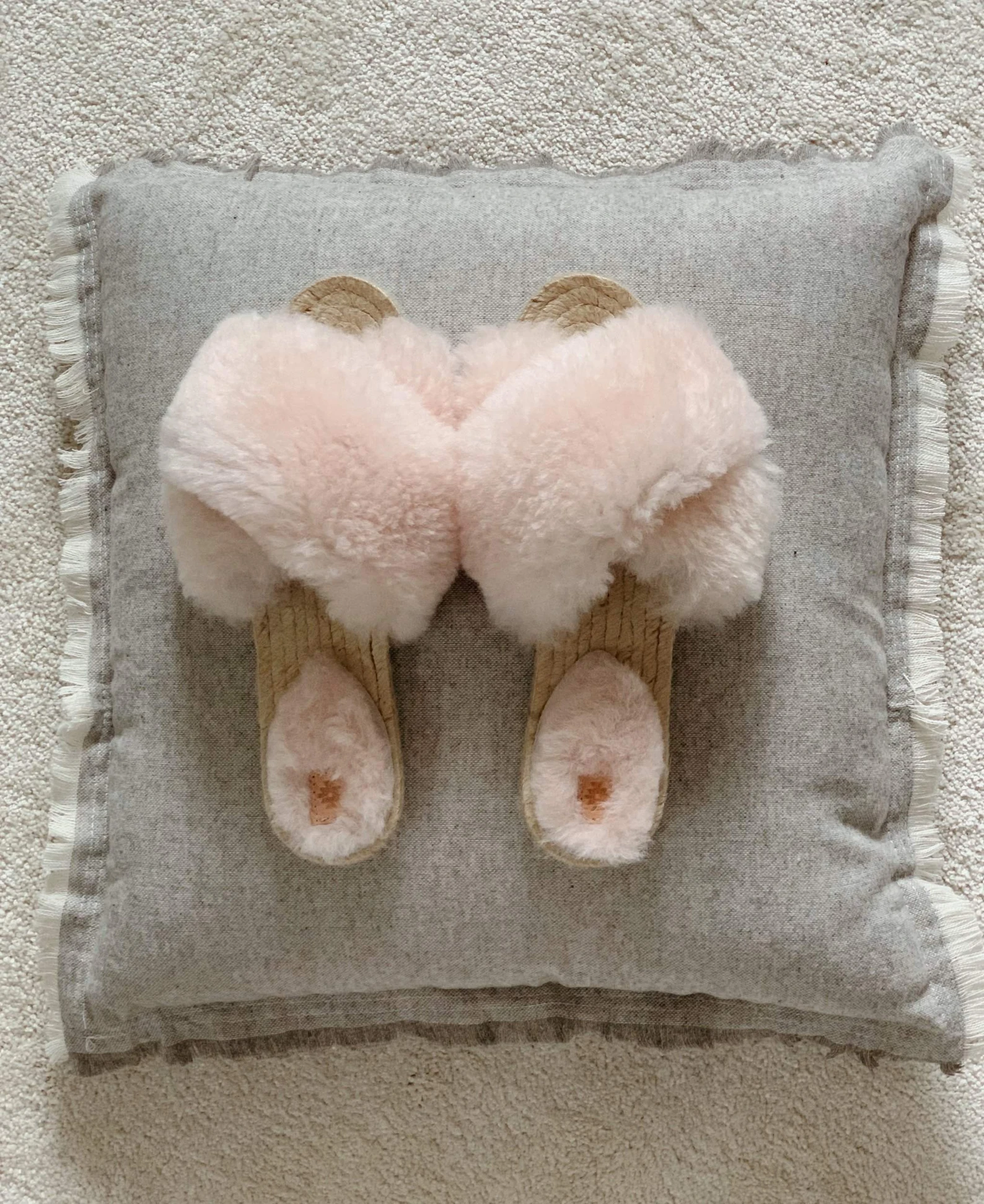Rose Sheepskin Slippers — slika 2