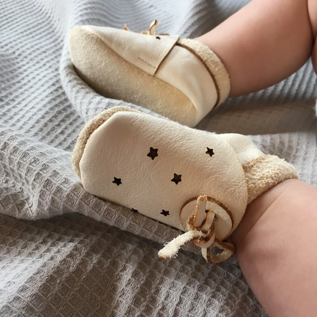 Super comfortable baby shoes, ideal for crawling, first steps and children up to 3 years old. Soft soles support natural feet development and barefoot walking. Made of genuine premium, vegetable-tanned leather, safe for child's bare feet. Cute small cuts  — slika 2