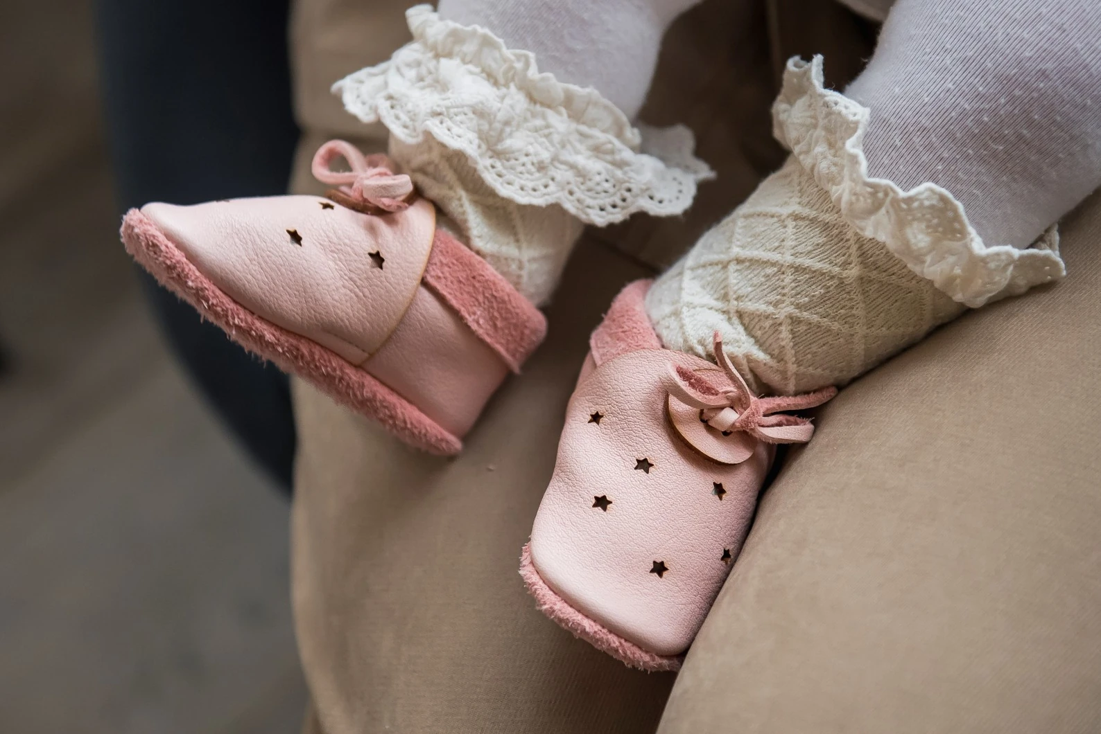 Super comfortable baby shoes, ideal for crawling, first steps and children up to 3 years old. Soft soles support natural feet development and barefoot walking. Made of genuine premium, vegetable-tanned leather, safe for child's bare feet. Cute small cuts  — slika 2