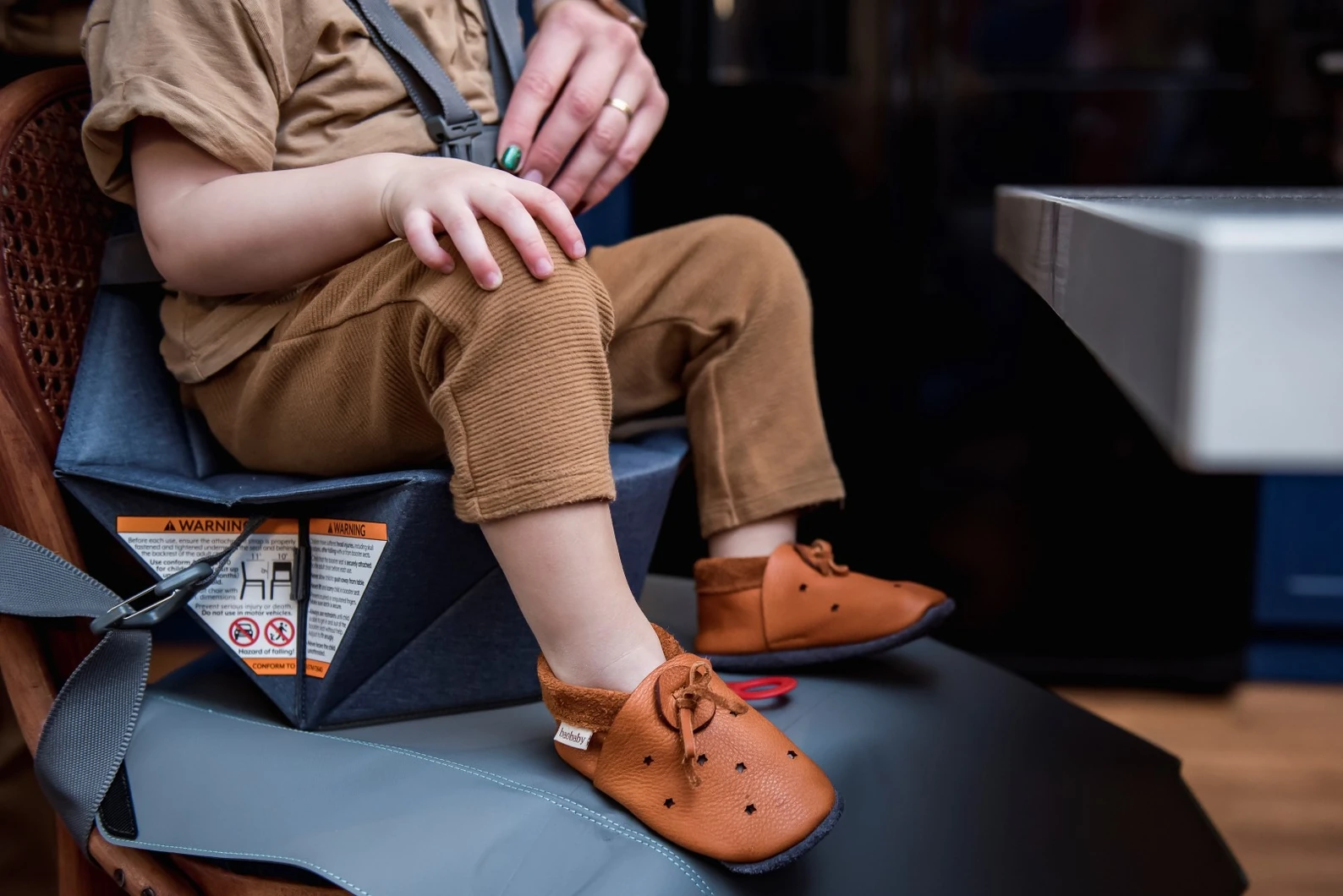 Super comfortable baby shoes, ideal for crawling, first steps and children up to 3 years old. Soft soles support natural feet development and barefoot walking. Made of genuine premium, vegetable-tanned leather, safe for child's bare feet. Cute small cuts  — slika 3
