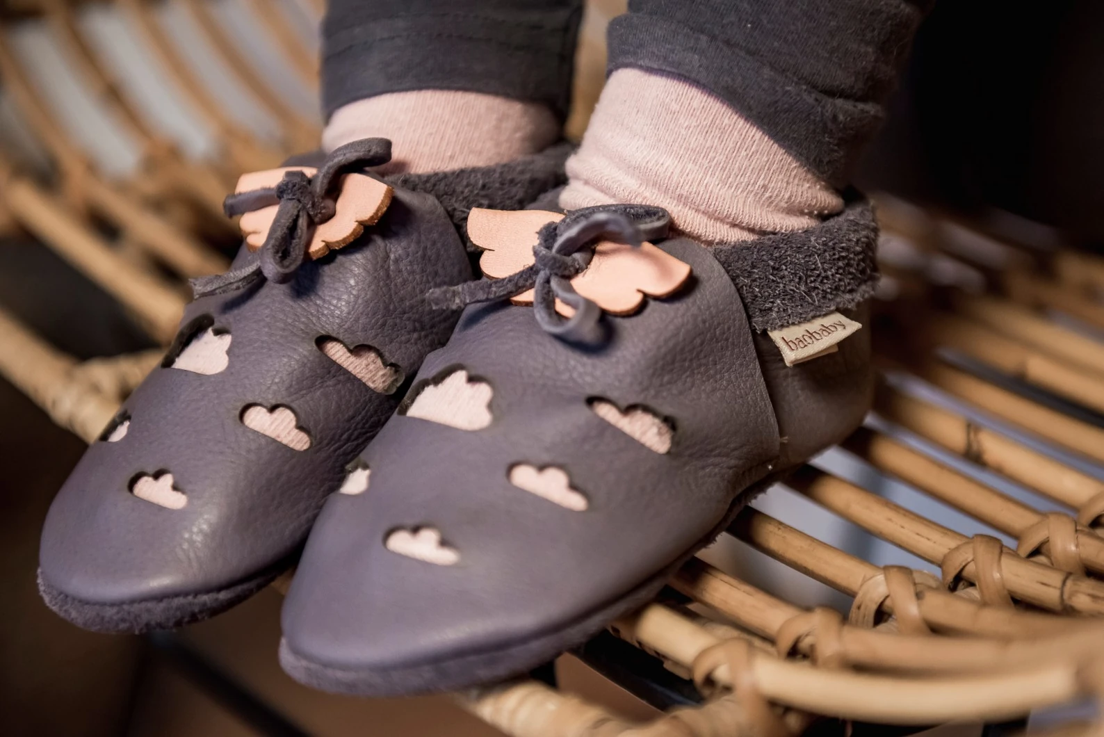 Super comfortable baby shoes, ideal for crawling, first steps and children up to 3 years old. Soft soles support natural feet development and barefoot walking. Made of genuine premium, vegetable-tanned leather, safe for child's bare feet. Cute small cuts  — slika 2