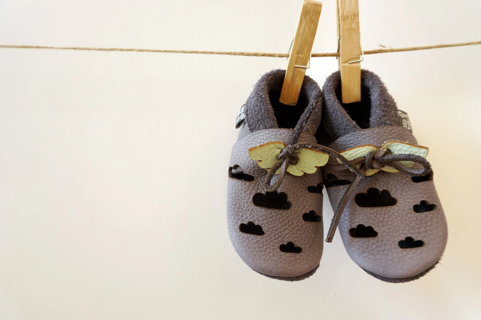 Super comfortable baby shoes, ideal for crawling, first steps and children up to 3 years old. Soft soles support natural feet development and barefoot walking. Made of genuine premium, vegetable-tanned leather, safe for child's bare feet. Cute small cuts