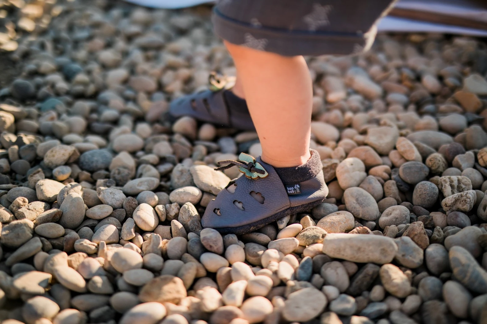 Super comfortable baby shoes, ideal for crawling, first steps and children up to 3 years old. Soft soles support natural feet development and barefoot walking. Made of genuine premium, vegetable-tanned leather, safe for child's bare feet. Cute small cuts  — slika 2
