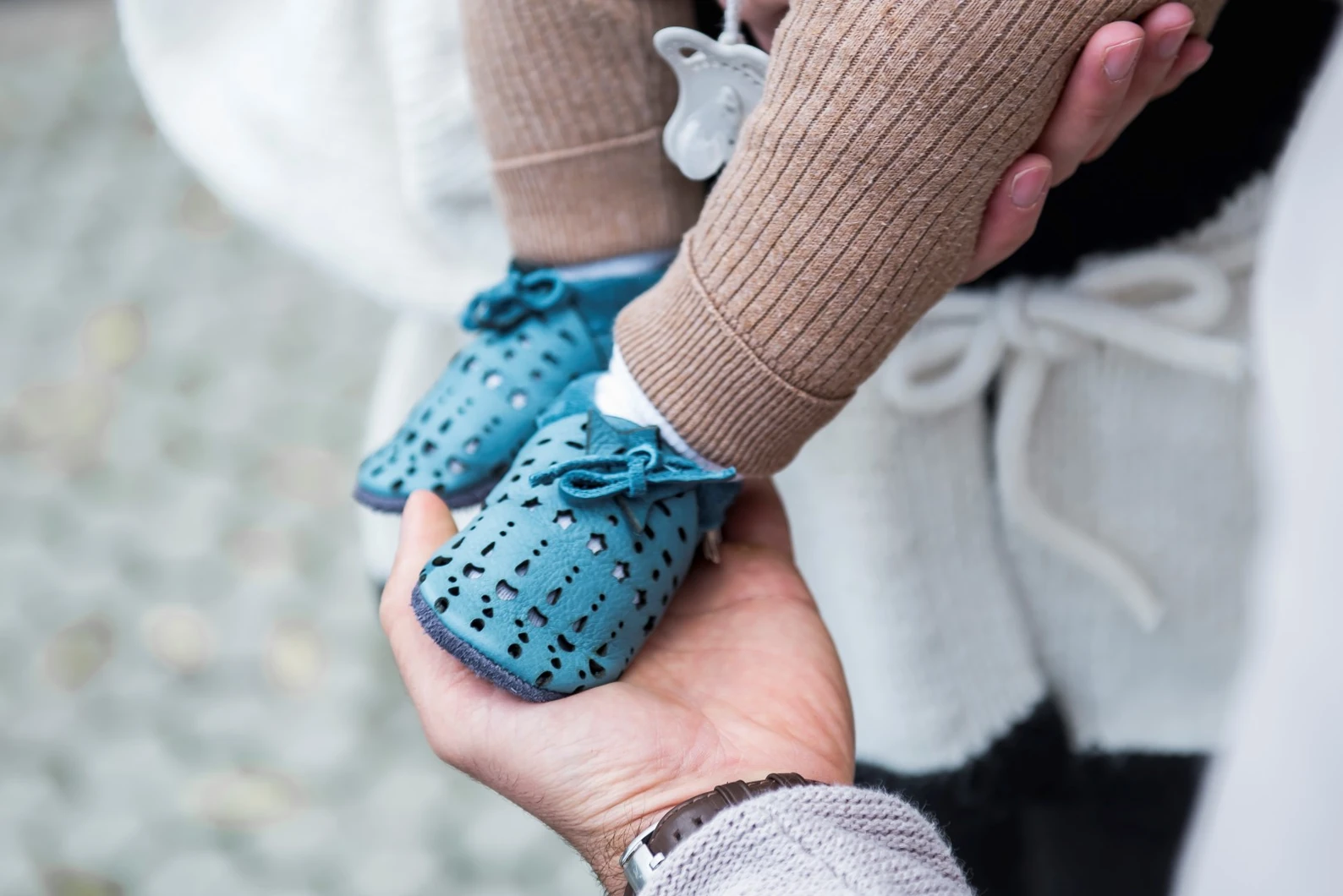 Super comfortable baby shoes, ideal for crawling, first steps and children up to 3 years old. Soft soles support natural feet development and barefoot walking. Made of genuine premium, vegetable-tanned leather, safe for child's bare feet. Cute small cuts  — slika 2