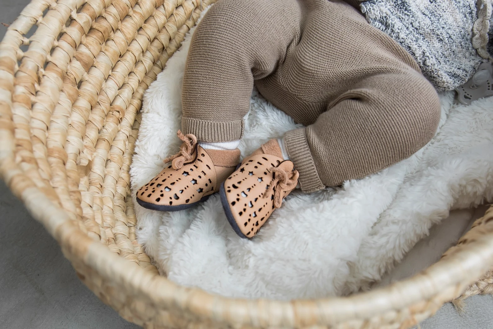 Super comfortable baby shoes, ideal for crawling, first steps and children up to 3 years old. Soft soles support natural feet development and barefoot walking. Made of genuine premium, vegetable-tanned leather, safe for child's bare feet. Cute small cuts  — slika 2