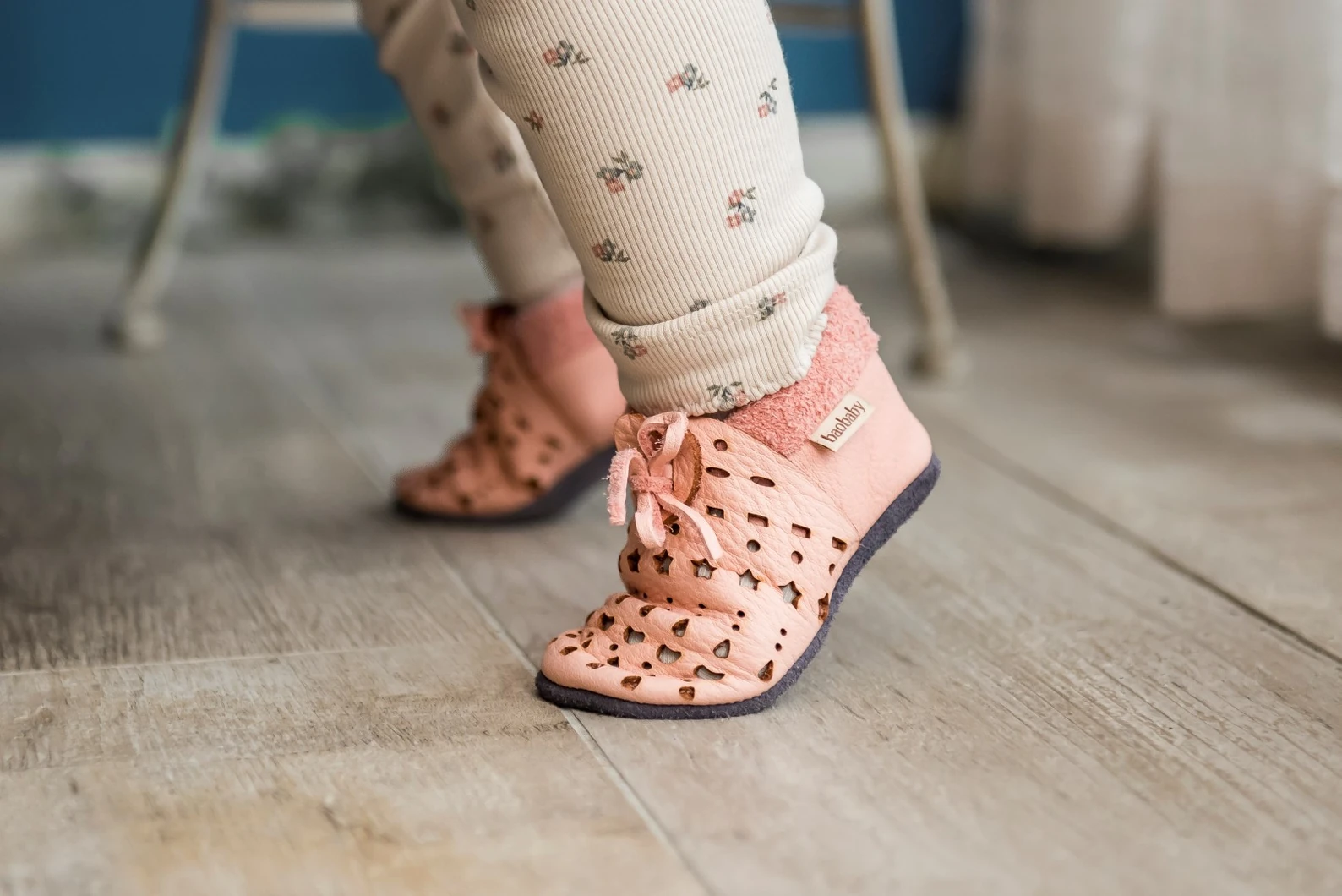 Super comfortable baby shoes, ideal for crawling, first steps and children up to 3 years old. Soft soles support natural feet development and barefoot walking. Made of genuine premium, vegetable-tanned leather, safe for child's bare feet. Cute small cuts  — slika 2