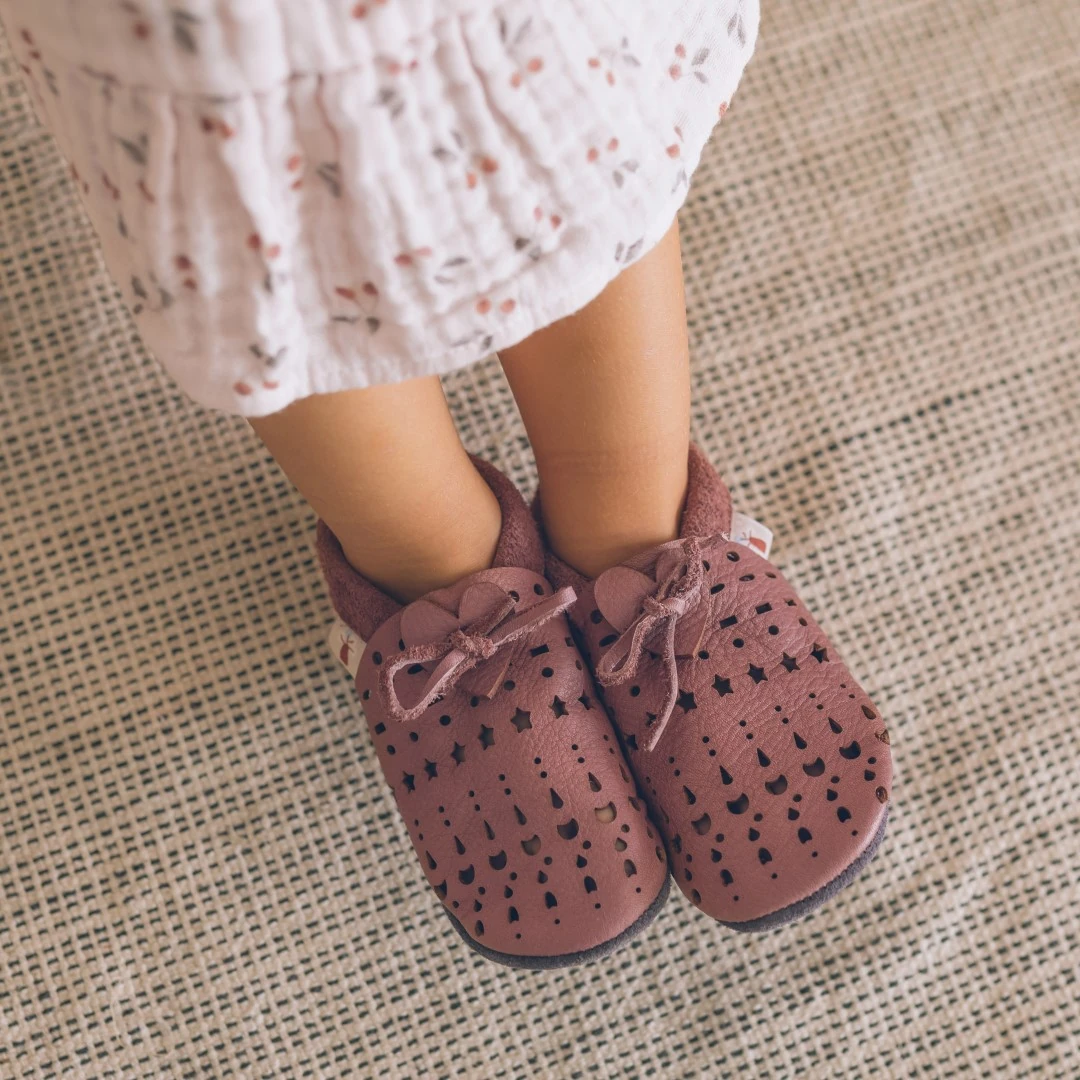 Super comfortable baby shoes, ideal for crawling, first steps and children up to 3 years old. Soft soles support natural feet development and barefoot walking. Made of genuine premium, vegetable-tanned leather, safe for child's bare feet. Cute small cuts  — slika 2