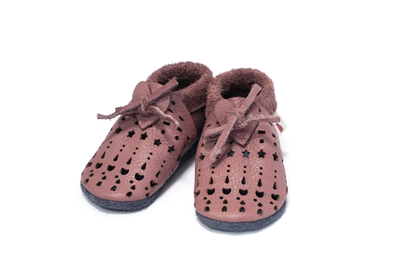 Super comfortable baby shoes, ideal for crawling, first steps and children up to 3 years old. Soft soles support natural feet development and barefoot walking. Made of genuine premium, vegetable-tanned leather, safe for child's bare feet. Cute small cuts  — slika 3