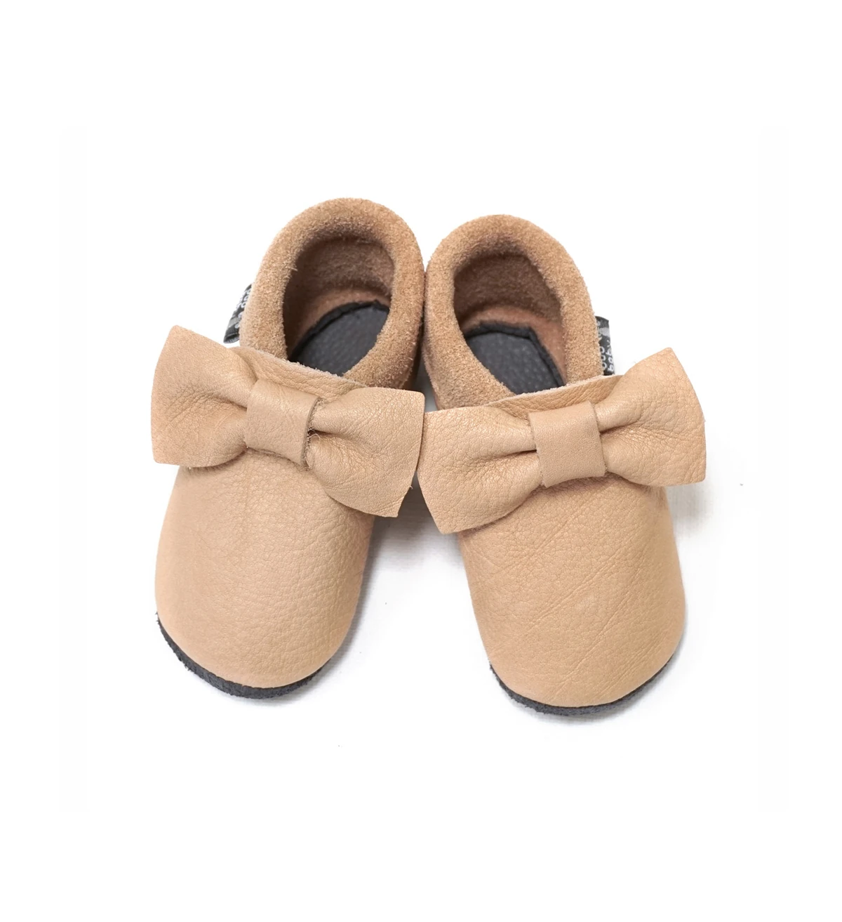 Cute shoes with little bows for your little girls. Super comfortable, ideal for crawling, first steps and children up to 3 years old. Soft soles support natural feet development and barefoot walking. Made of genuine premium, vegetable-tanned leather, safe — slika 2