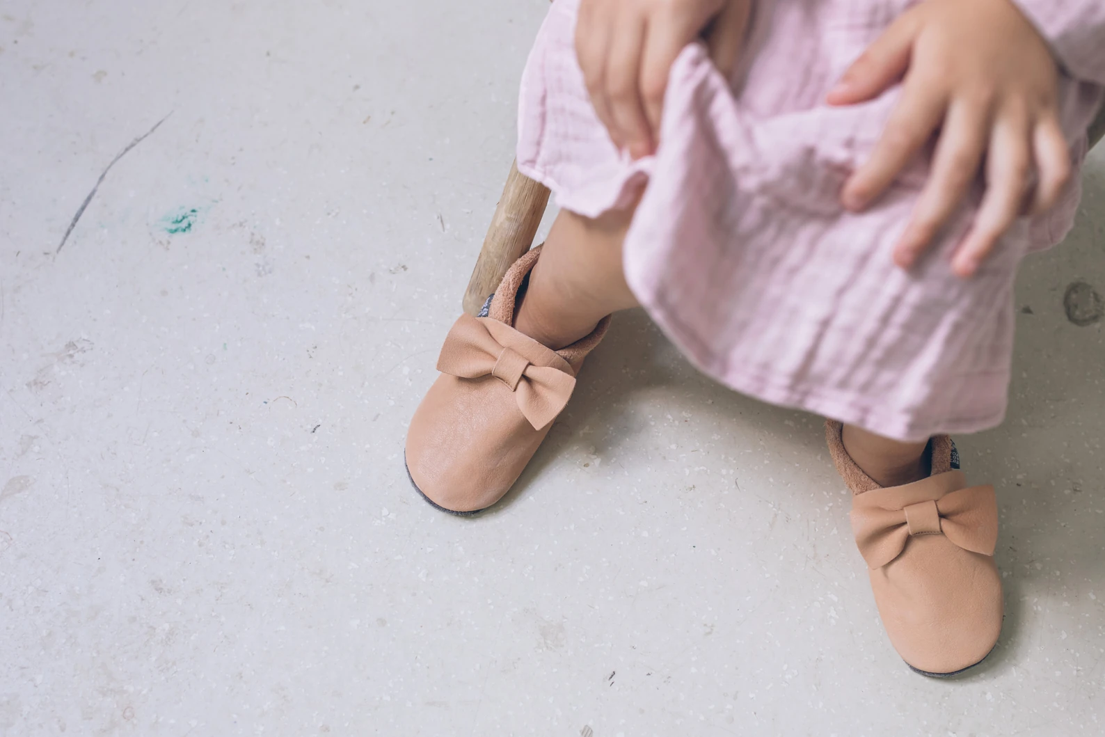 Cute shoes with little bows for your little girls. Super comfortable, ideal for crawling, first steps and children up to 3 years old. Soft soles support natural feet development and barefoot walking. Made of genuine premium, vegetable-tanned leather, safe — slika 3