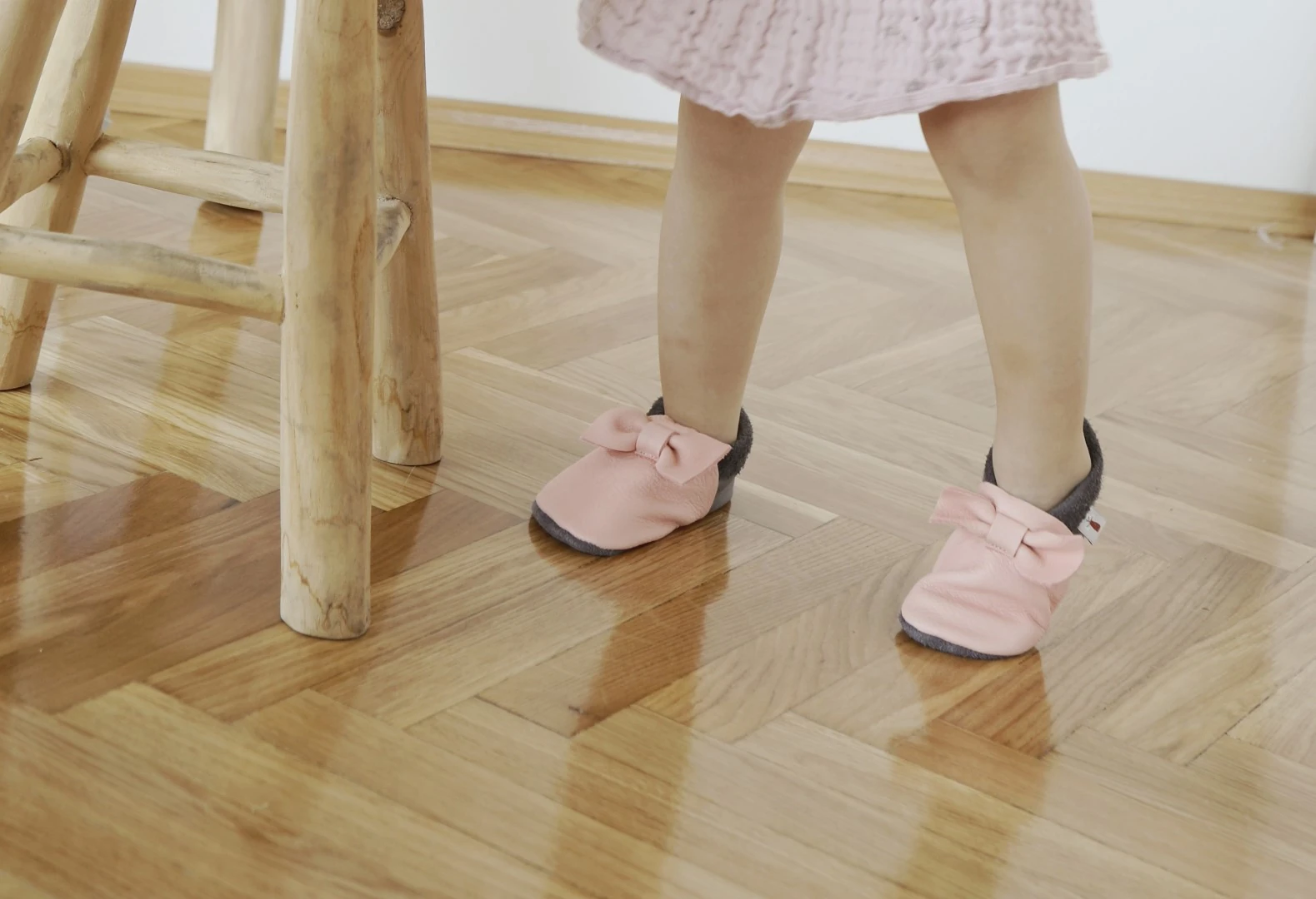 Cute shoes with little bows for your little girls. Super comfortable, ideal for crawling, first steps and children up to 3 years old. Soft soles support natural feet development and barefoot walking. Made of genuine premium, vegetable-tanned leather, safe — slika 2