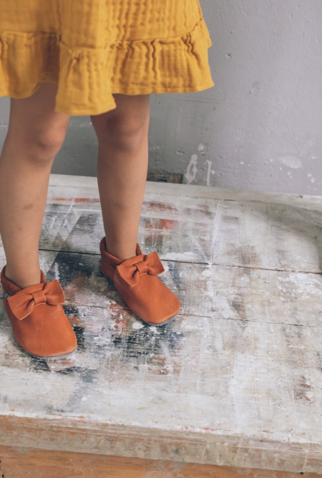 Cute shoes with little bows for your little girls. Super comfortable, ideal for crawling, first steps and children up to 3 years old. Soft soles support natural feet development and barefoot walking. Made of genuine premium, vegetable-tanned leather, safe