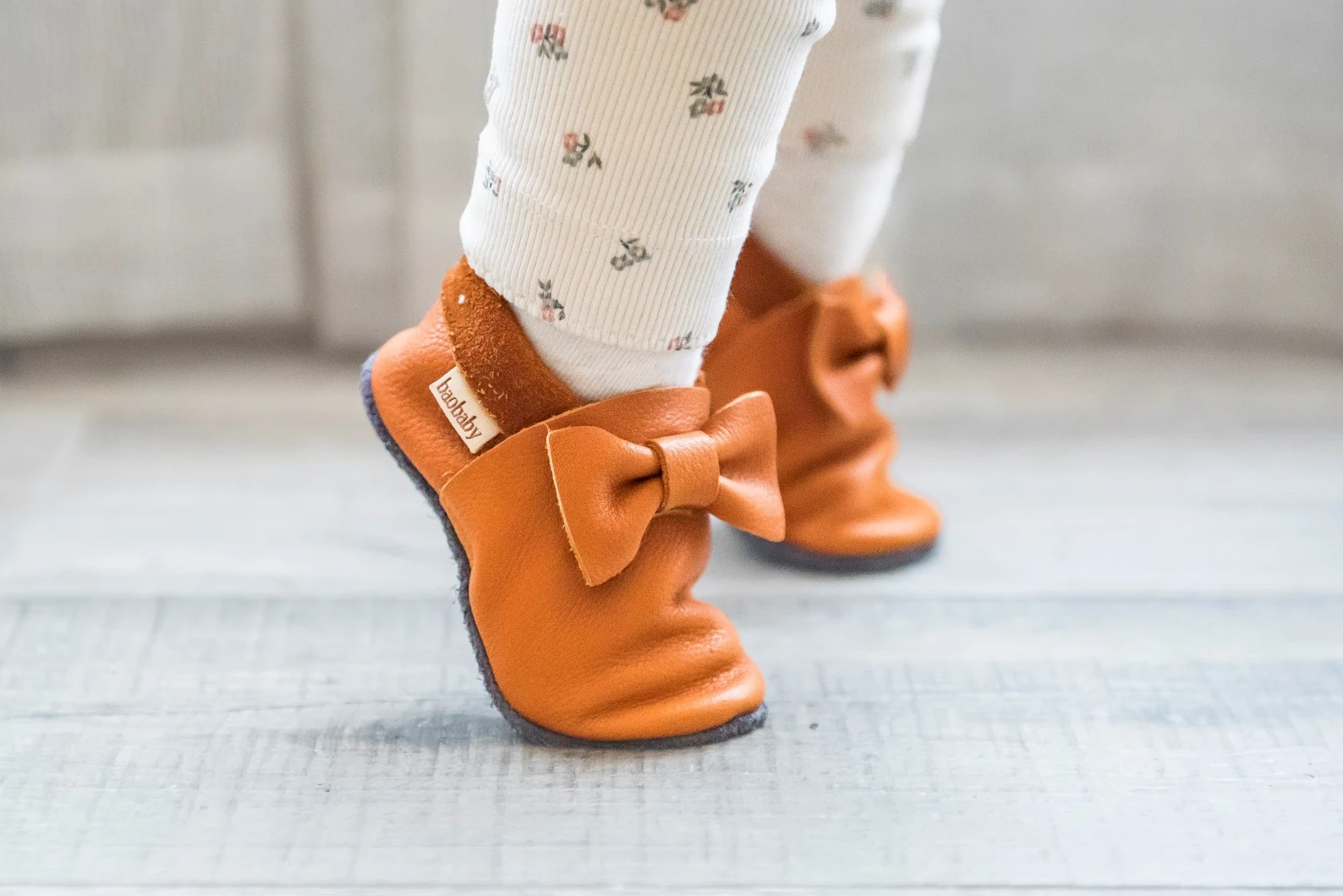 Cute shoes with little bows for your little girls. Super comfortable, ideal for crawling, first steps and children up to 3 years old. Soft soles support natural feet development and barefoot walking. Made of genuine premium, vegetable-tanned leather, safe — slika 2