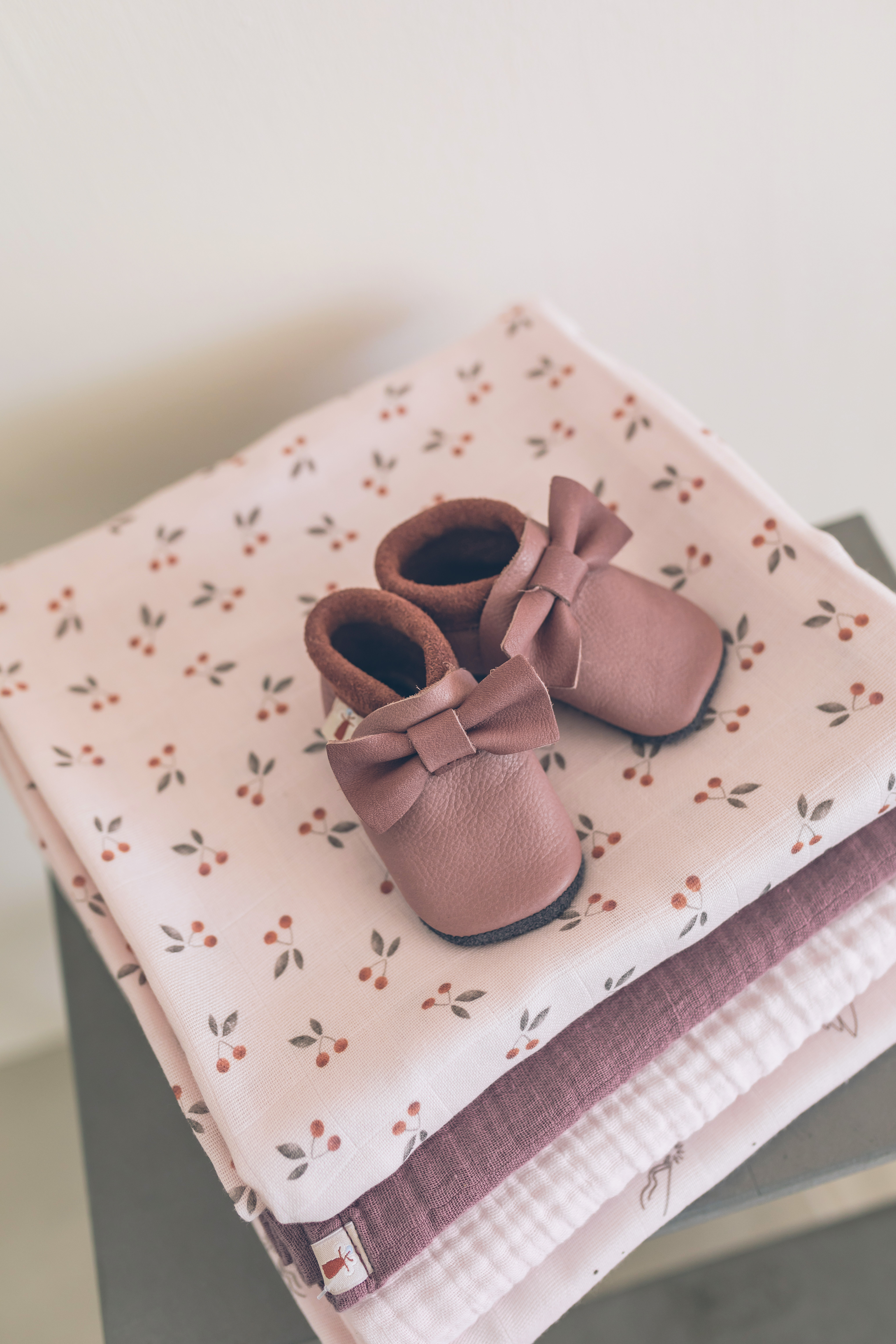 Cute shoes with little bows for your little girls. Super comfortable, ideal for crawling, first steps and children up to 3 years old. Soft soles support natural feet development and barefoot walking. Made of genuine premium, vegetable-tanned leather, safe