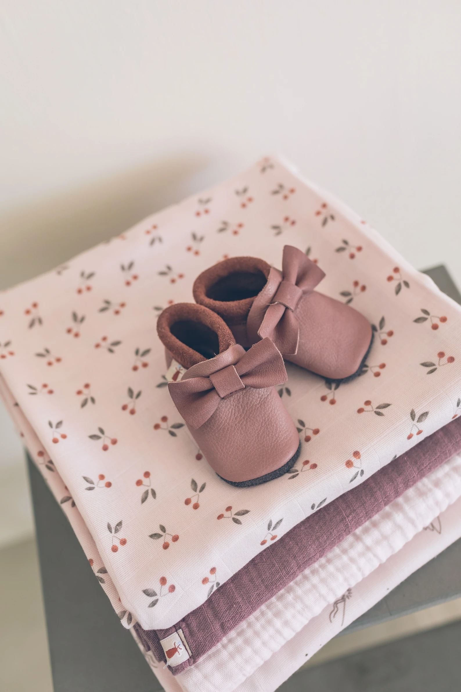 Cute shoes with little bows for your little girls. Super comfortable, ideal for crawling, first steps and children up to 3 years old. Soft soles support natural feet development and barefoot walking. Made of genuine premium, vegetable-tanned leather, safe
