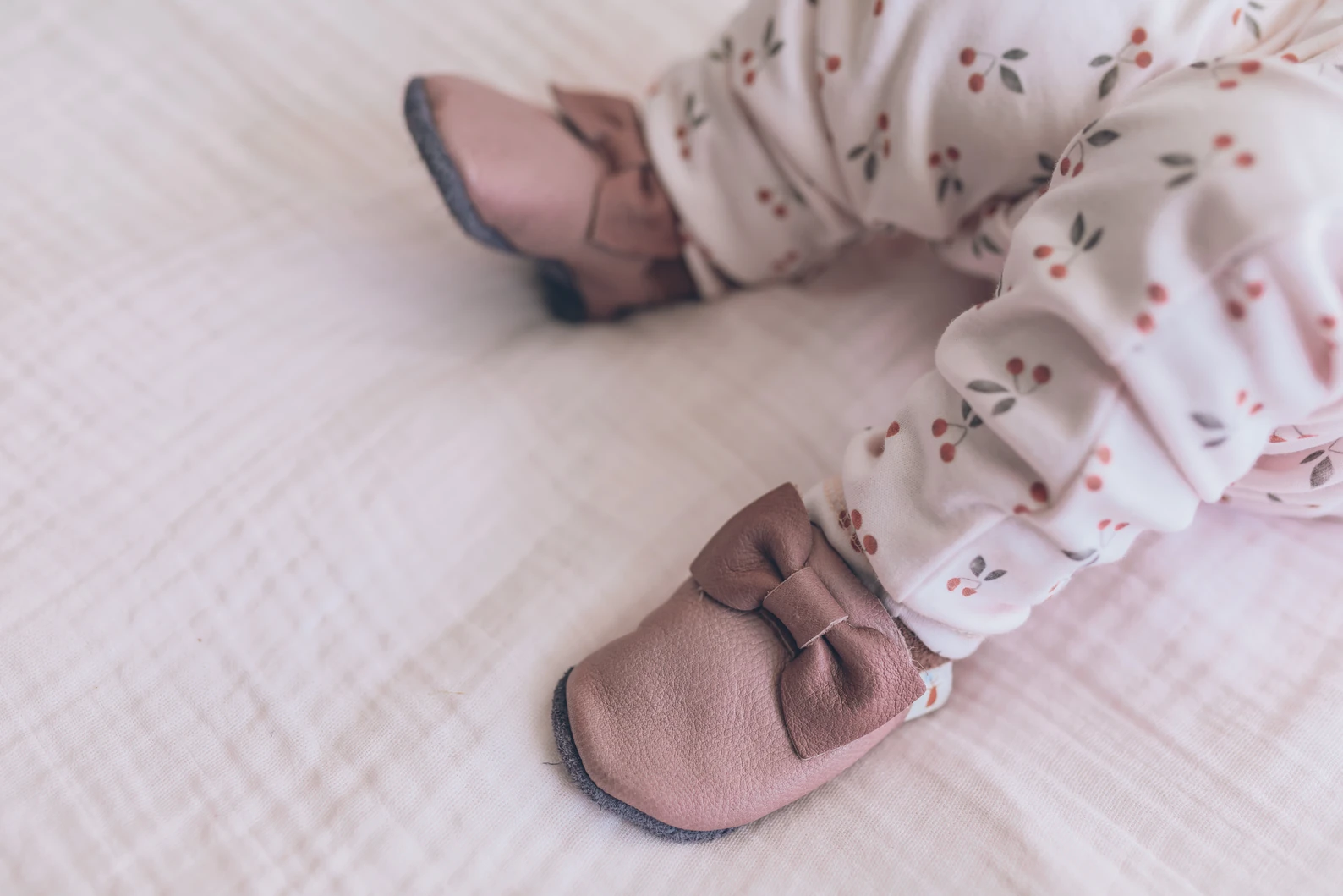 Cute shoes with little bows for your little girls. Super comfortable, ideal for crawling, first steps and children up to 3 years old. Soft soles support natural feet development and barefoot walking. Made of genuine premium, vegetable-tanned leather, safe — slika 2