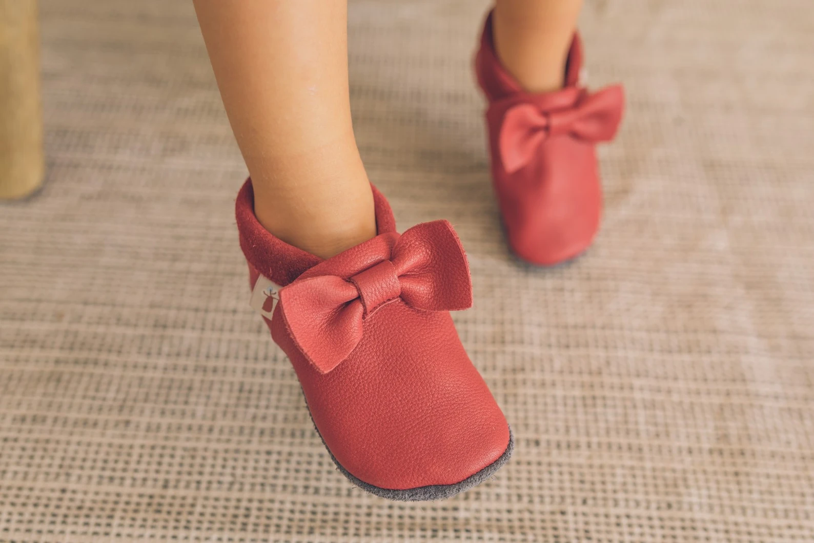 Cute shoes with little bows for your little girls. Super comfortable, ideal for crawling, first steps and children up to 3 years old. Soft soles support natural feet development and barefoot walking. Made of genuine premium, vegetable-tanned leather, safe — slika 2