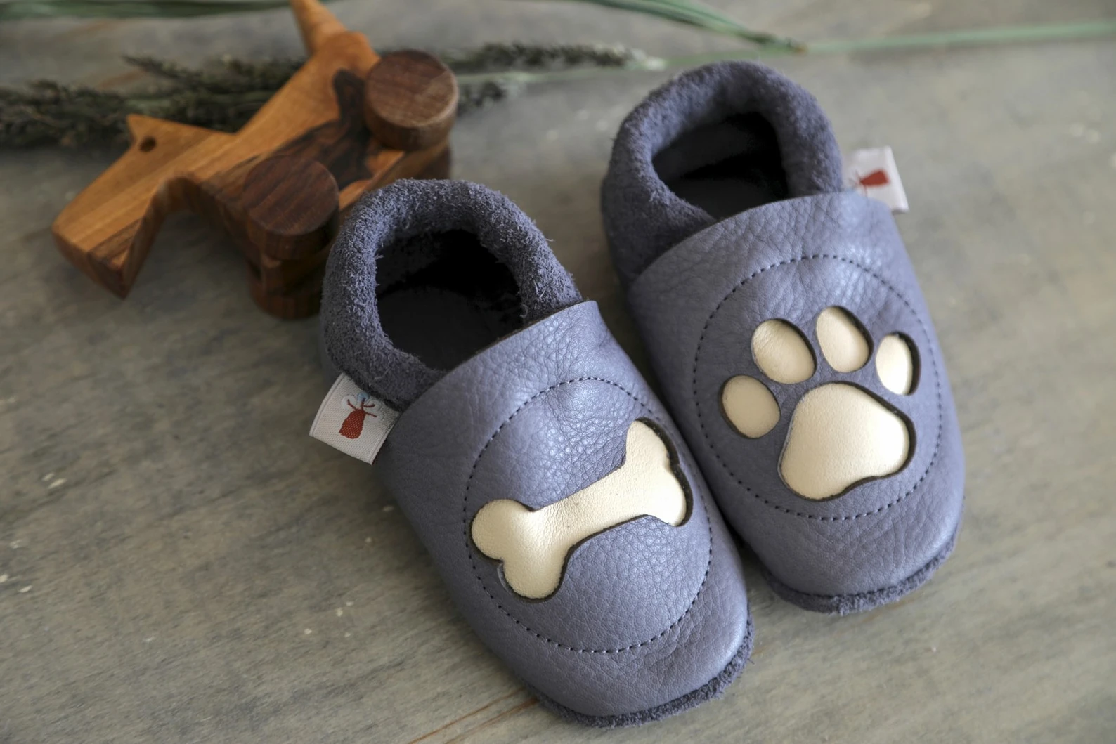 Super comfortable baby shoes, ideal for crawling, first steps and children up to 3 years old, with cute design that always cheers up your little ones. Soft soles support natural feet development and barefoot walking. Made of genuine premium, vegetable-tan