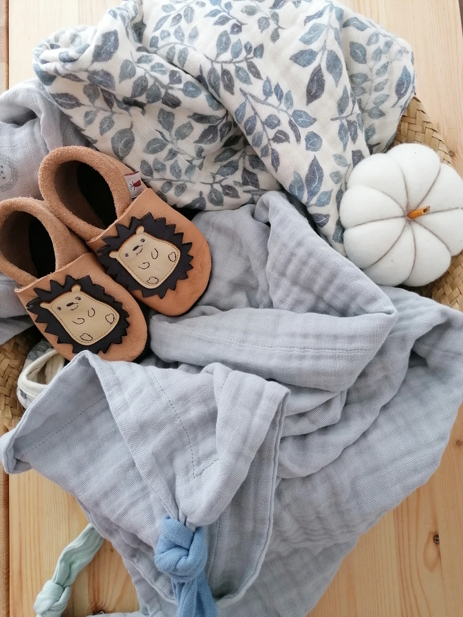 Super comfortable baby shoes, ideal for crawling, first steps and children up to 3 years old, with cute design that always cheers up your little ones. Soft soles support natural feet development and barefoot walking. Made of genuine premium, vegetable-tan — slika 2