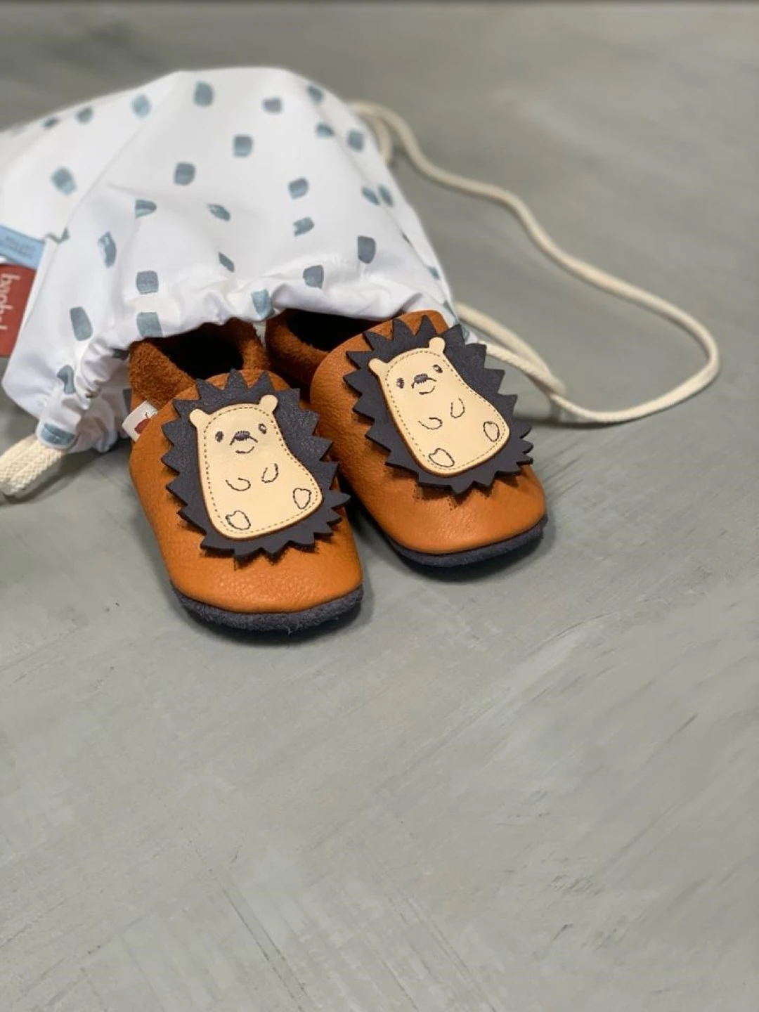 Super comfortable baby shoes, ideal for crawling, first steps and children up to 3 years old, with cute design that always cheers up your little ones. Soft soles support natural feet development and barefoot walking. Made of genuine premium, vegetable-tan