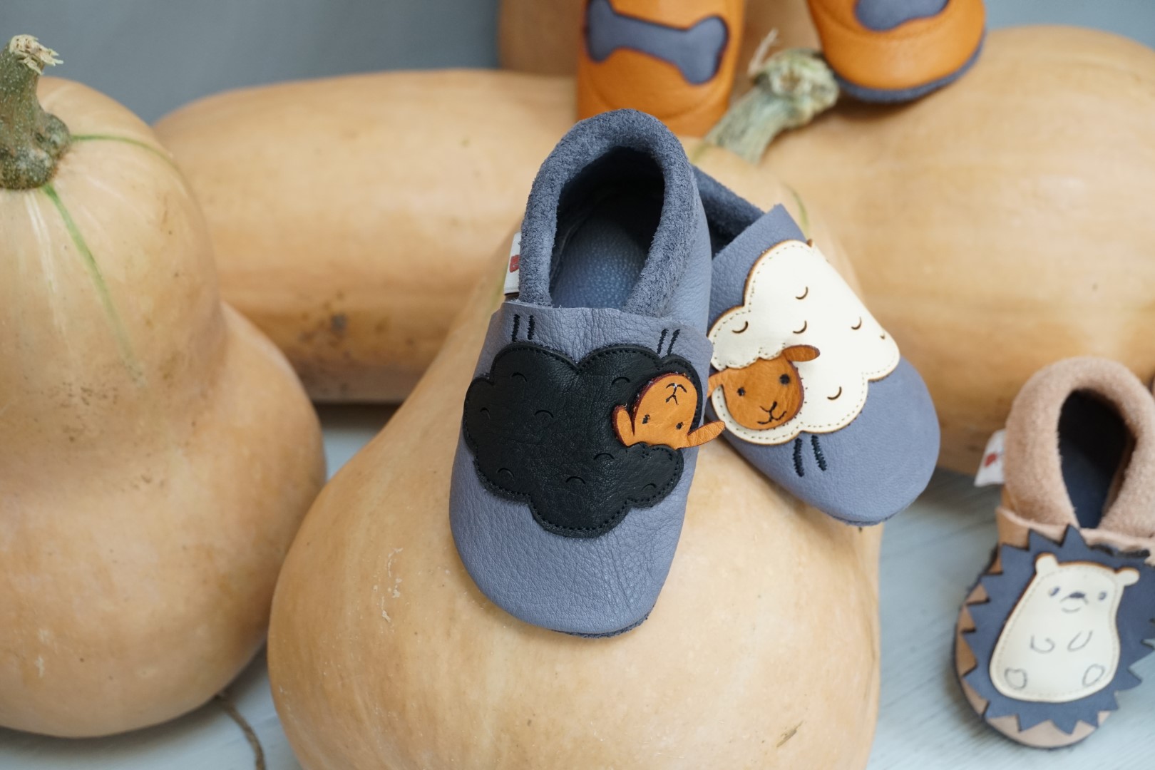 Super comfortable baby shoes, ideal for crawling, first steps and children up to 3 years old, with cute design that always cheers up your little ones. Soft soles support natural feet development and barefoot walking. Made of genuine premium, vegetable-tan
