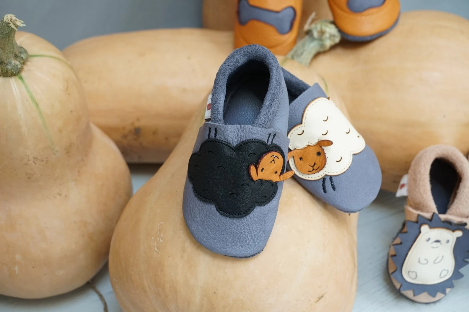 Super comfortable baby shoes, ideal for crawling, first steps and children up to 3 years old, with cute design that always cheers up your little ones. Soft soles support natural feet development and barefoot walking. Made of genuine premium, vegetable-tan