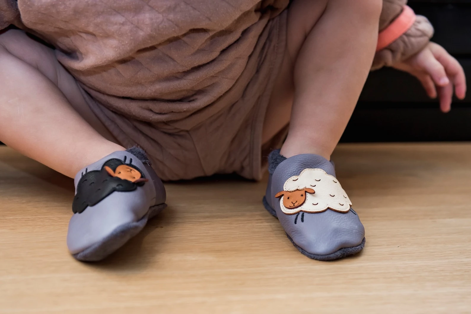 Super comfortable baby shoes, ideal for crawling, first steps and children up to 3 years old, with cute design that always cheers up your little ones. Soft soles support natural feet development and barefoot walking. Made of genuine premium, vegetable-tan — slika 2