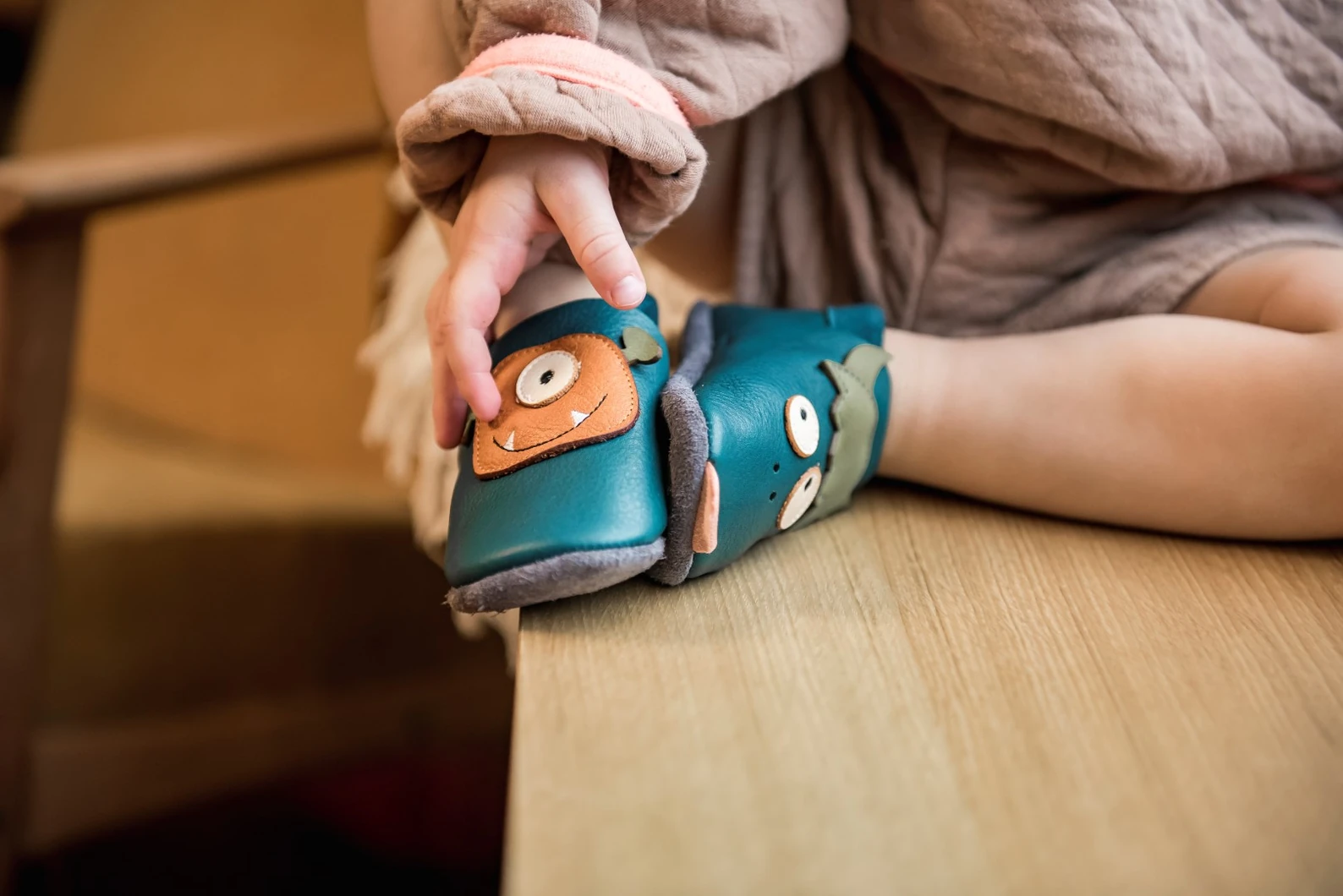 Super comfortable baby shoes, ideal for crawling, first steps and children up to 3 years old, with cute design that always cheers up your little ones. Soft soles support natural feet development and barefoot walking. Made of genuine premium, vegetable-tan — slika 2