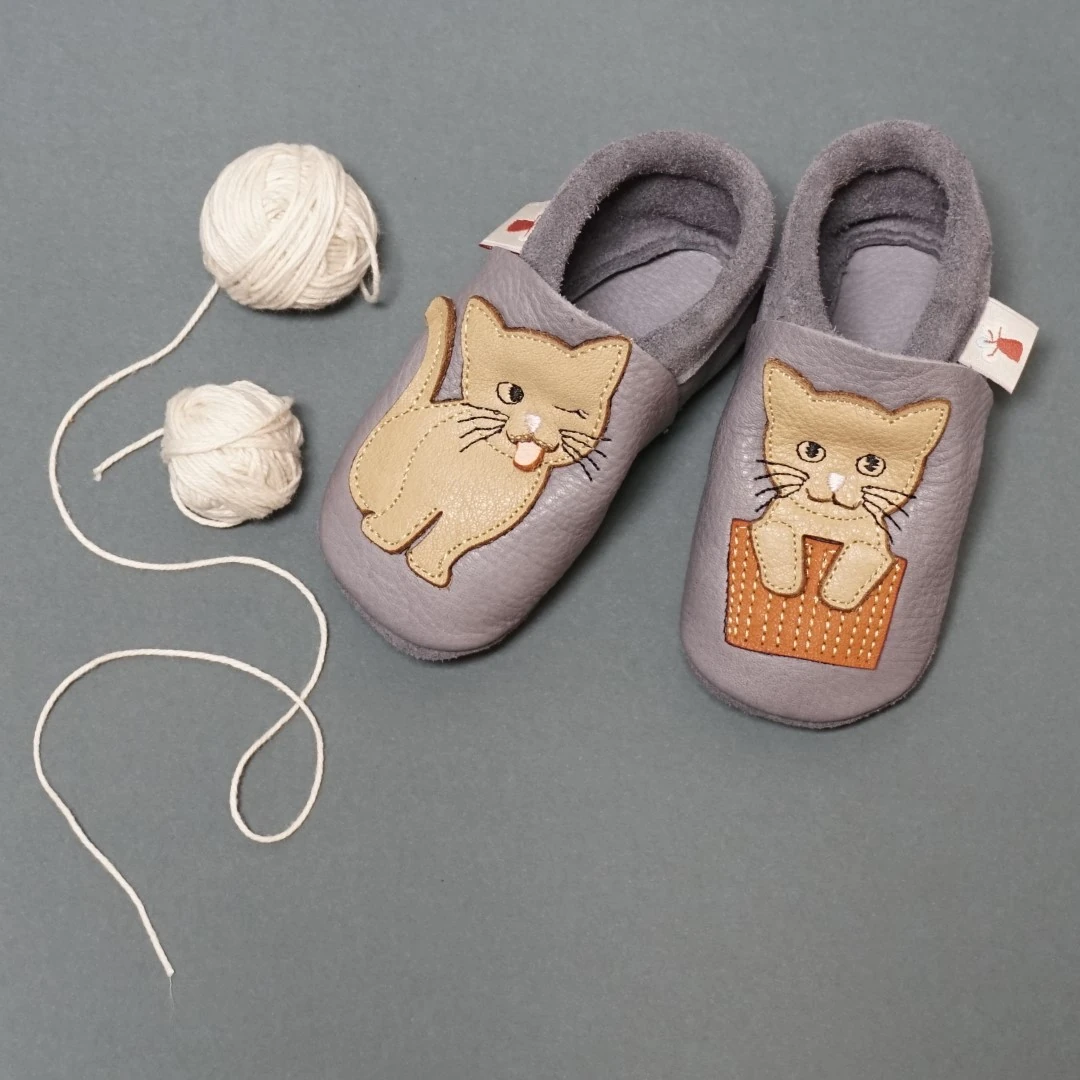 Super comfortable baby shoes, ideal for crawling, first steps and children up to 3 years old, with cute design that always cheers up your little ones. Soft soles support natural feet development and barefoot walking. Made of genuine premium, vegetable-tan