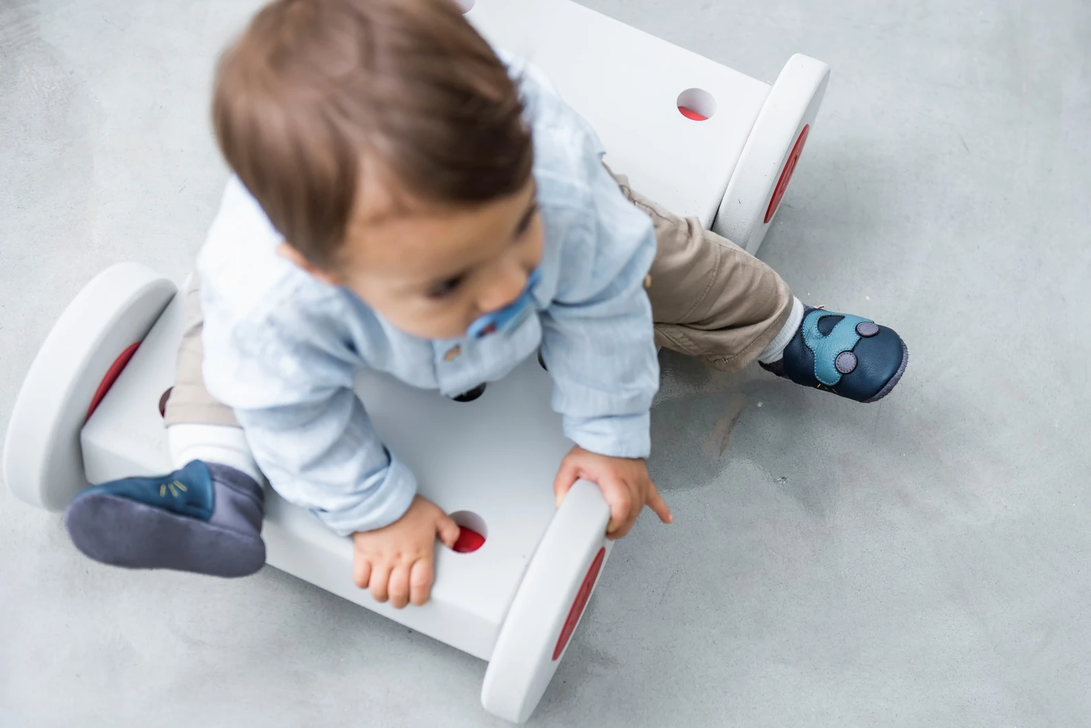 Super comfortable baby shoes, ideal for crawling, first steps and children up to 3 years old, with cute design that always cheers up your little ones. Soft soles support natural feet development and barefoot walking. Made of genuine premium, vegetable-tan