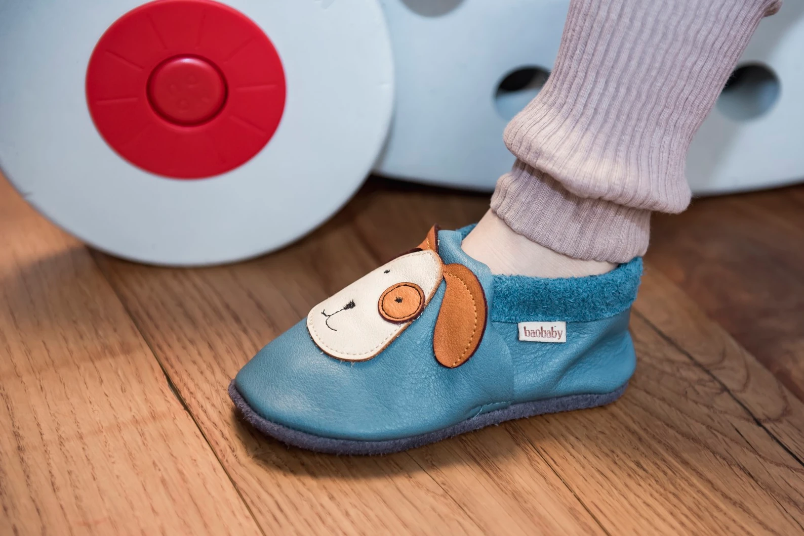 Super comfortable baby shoes, ideal for crawling, first steps and children up to 3 years old, with cute design that always cheers up your little ones. Soft soles support natural feet development and barefoot walking. Made of genuine premium, vegetable-tan — slika 3
