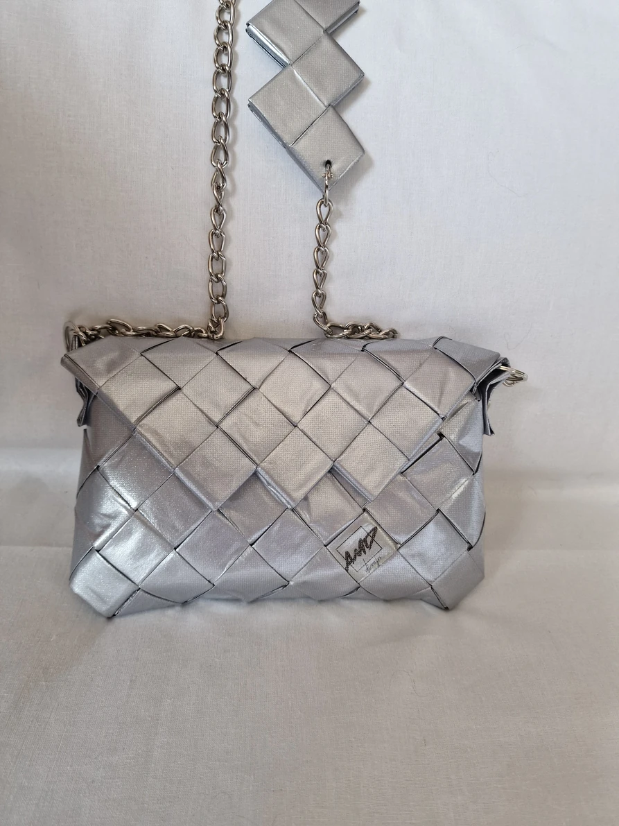 Srebrna  torba na preklop / Silver  bag  with flap — slika 8