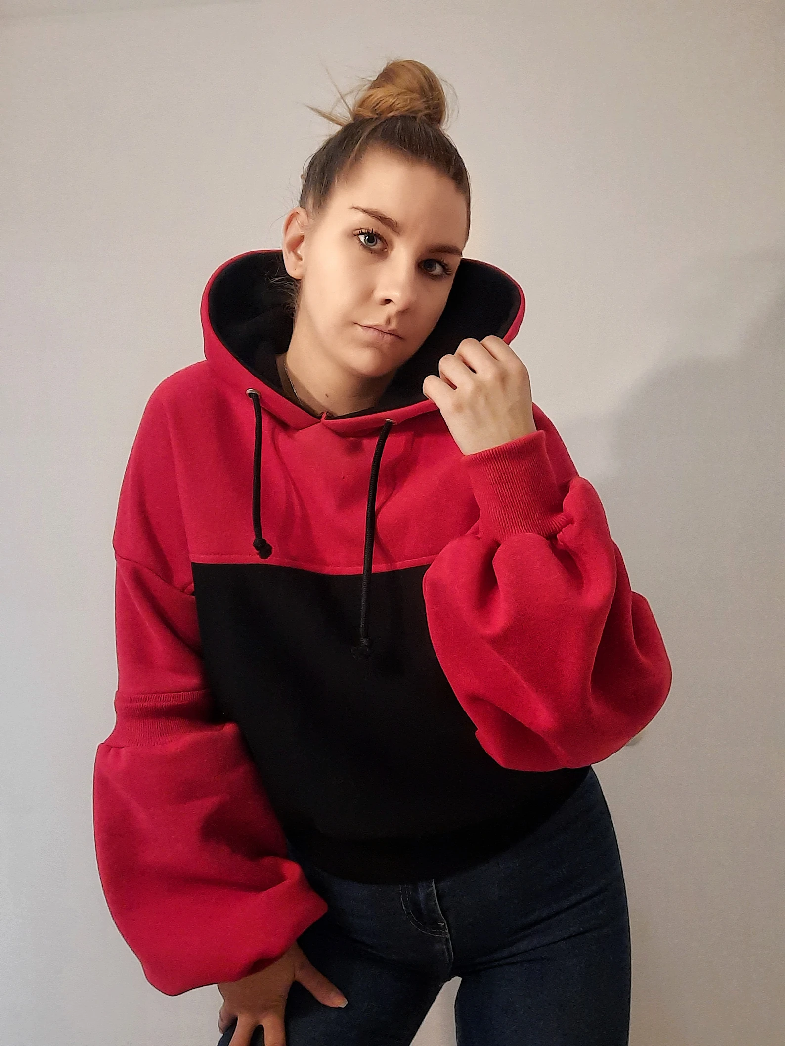 Crno crevna hudica sa puff rukavima — slika 2