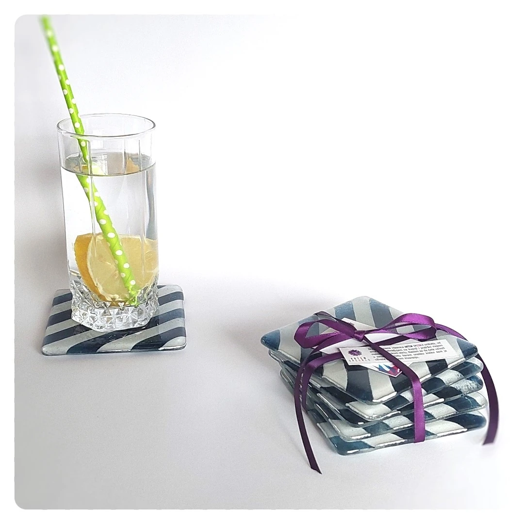 Staklena vaza prepoznatljivog ljetnog motiva plavo bijelih prugica — slika 4