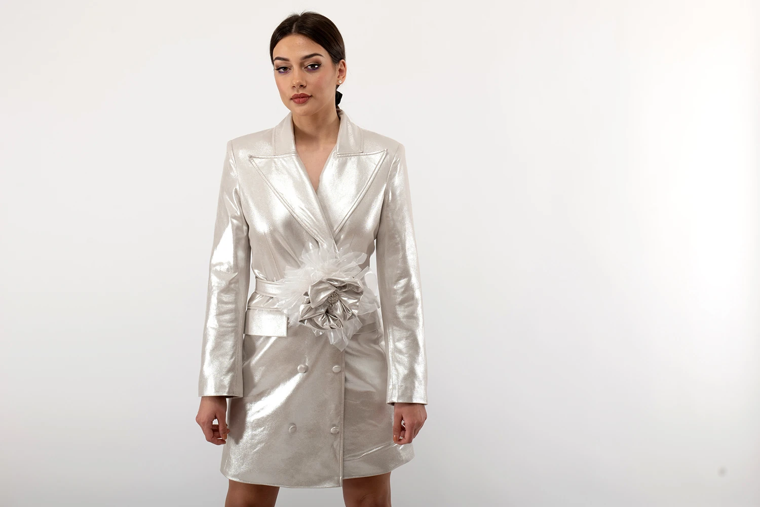 Silver blazer dress with belt and flower — slika 5