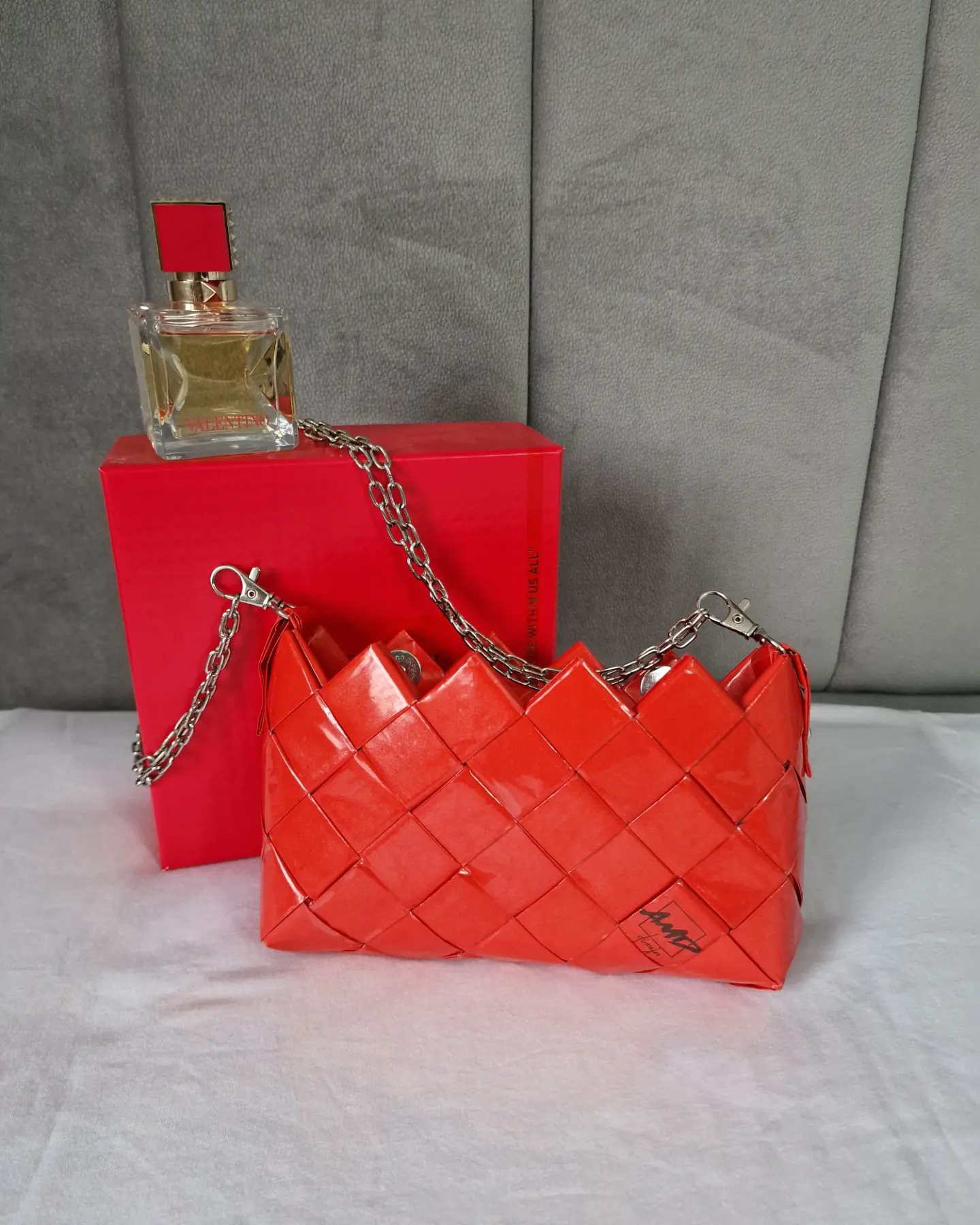 Mala crvena torba od papira/ A small red paper bag