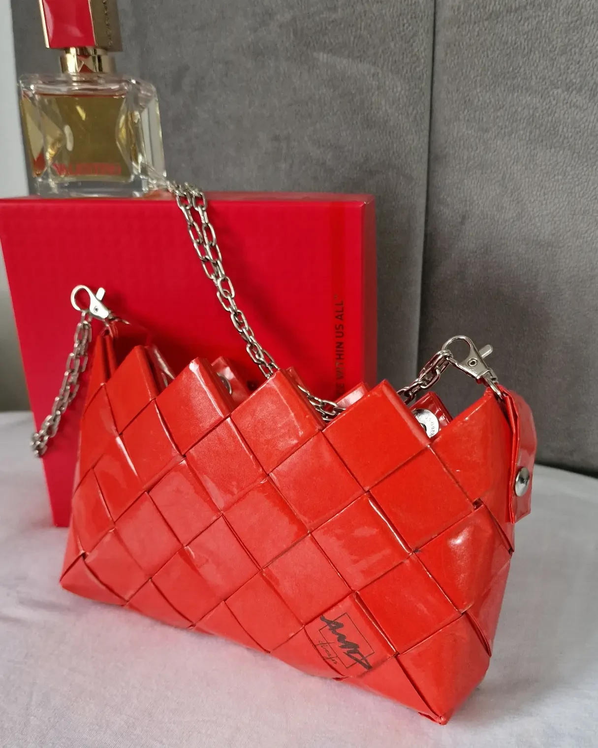 Mala crvena torba od papira/ A small red paper bag — slika 2