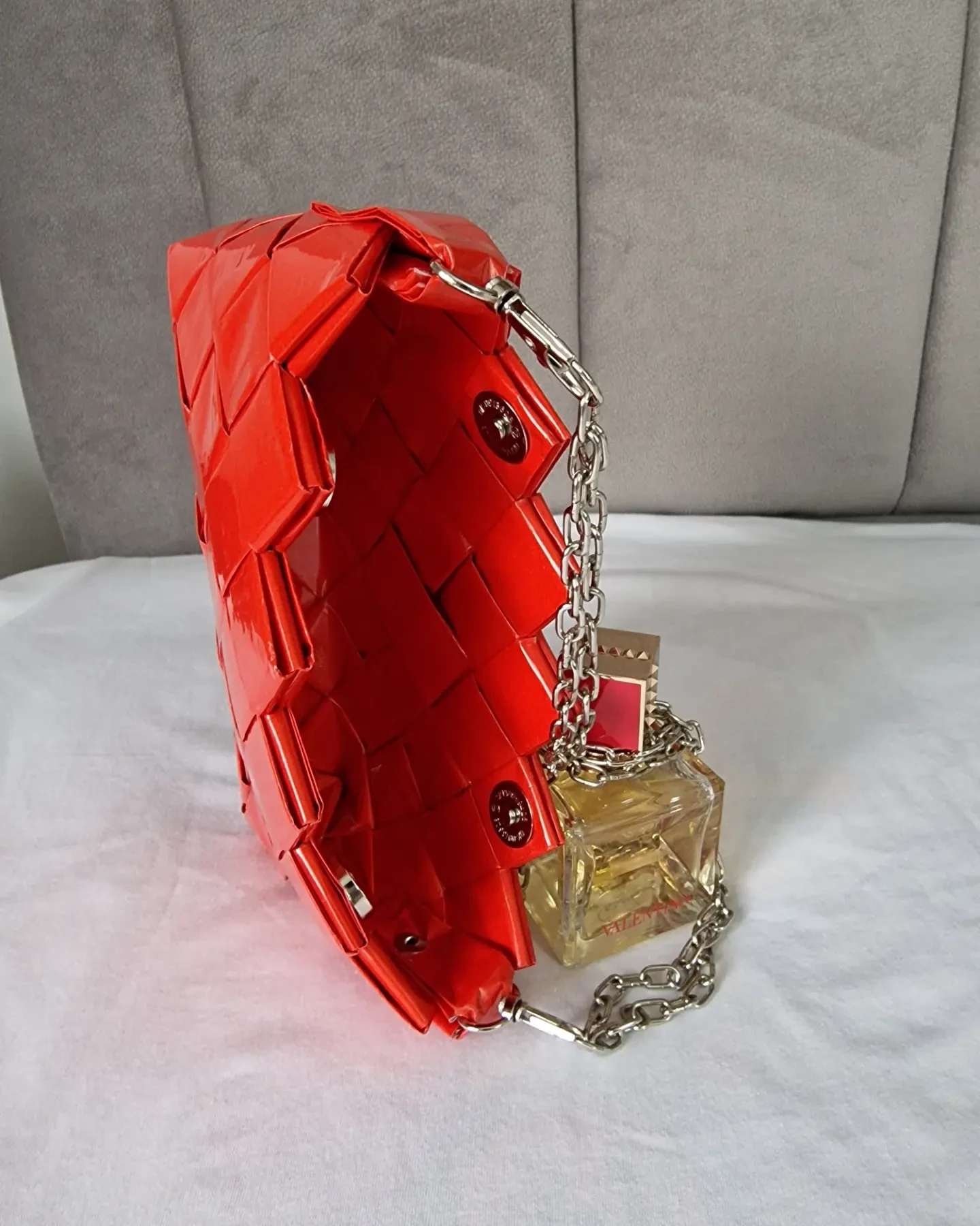 Mala crvena torba od papira/ A small red paper bag — slika 3